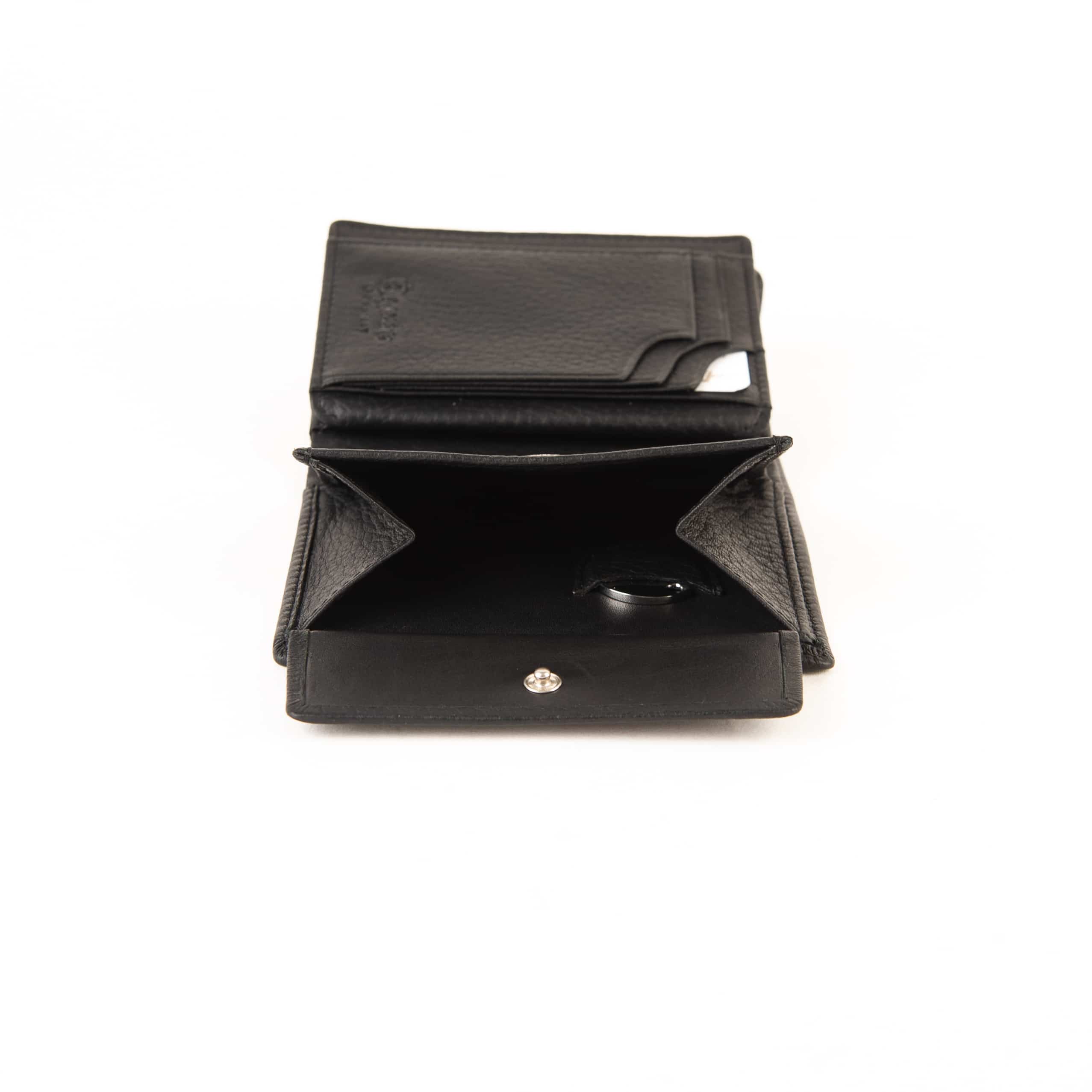 Esquire Deer Zwischengröße Hochformat. Exklusives Portemonnaie aus weichem Hirschleder. Geldbörse mit RFID Schutz und patentiertem Card Safe System. Hochformatbörse Herren. Farbe schwarz. Lederwaren in Ostwestfalen, Lederdeele Delbrück. Ansicht Münzfach