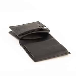 Esquire Deer Zwischengröße Hochformat. Exklusives Portemonnaie aus weichem Hirschleder. Geldbörse mit RFID Schutz und patentiertem Card Safe System. Hochformatbörse Herren. Farbe schwarz. Lederwaren in Ostwestfalen, Lederdeele Delbrück. Ansicht Steckfach