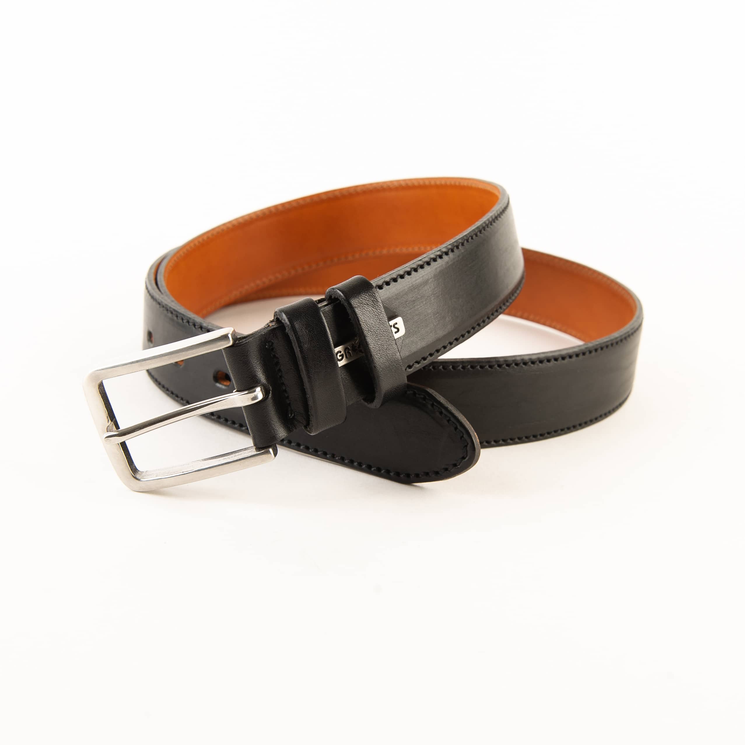 Greenbelts Herrengürtel Leland mit Edelstahl Schließe. Ledergürtel für Herren aus echtem Leder. Slow Fashion Gürtel aus Rindleder, made in Germany. Farbe schwarz. Lederwaren Ostwestfalen, Lederdeele aus Delbrück Paderborn. Ansicht Dornschließe