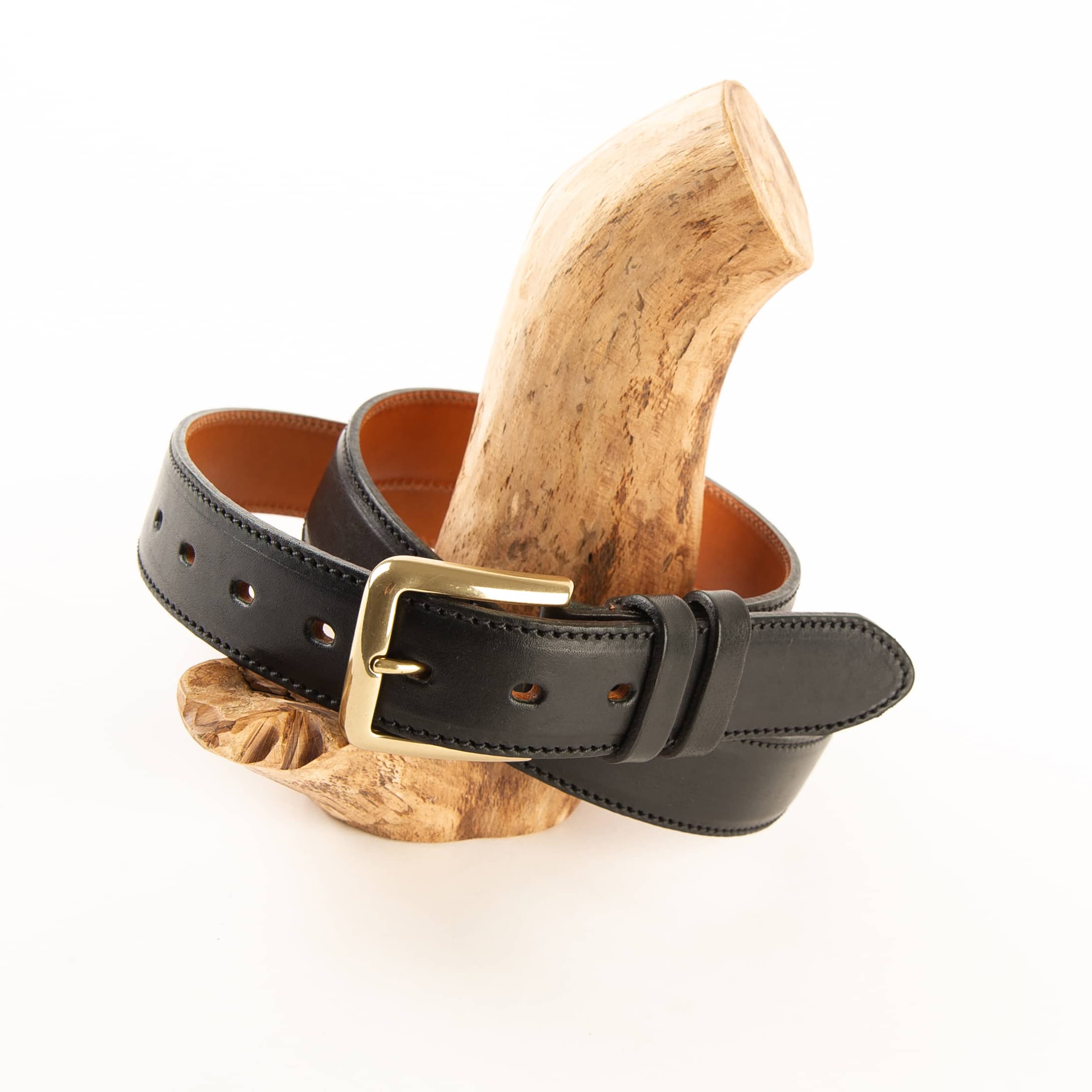 Greenbelts Herrengürtel Leland mit Messing Dornschließe. Ledergürtel für Herren aus zwei Schichten hochwertigem Oberflächenleder. Gürtel aus Leder. Farbe Schwarz. Lederwaren in Ostwestfalen, Lederdeele aus Delbrück. Ansicht Gürtelschließe