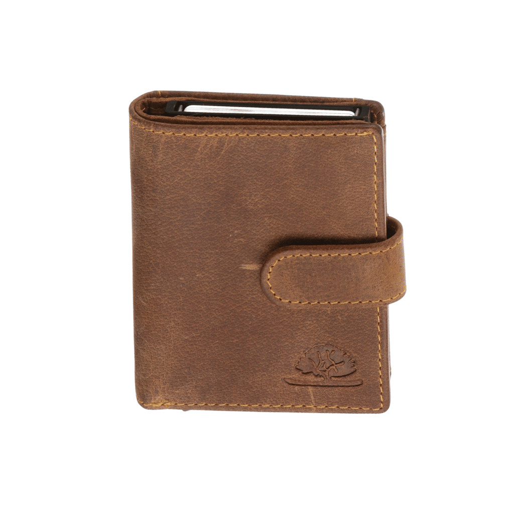 Greenburry Cardholder Slider Coin_sattelbraun_Slim Wallet_Herren_Rindleder_RFID_Münzfach_Vintage_Geldbörse_Lederwaren_Ostwestfalen_Lederdeele_Delbrück_01 Greenburry Cardholder Slider Coin. Slim Wallet für Herren mit Aluminium Case von Figuretta. Münzfach und RFID Schutz. Schlanke Geldbörse aus hochwertigem Echtleder, Rindleder. Slow Fashion. Farbe Vintage Sattelbraun. Lederwaren Ostwestfalen, Lederdeele Delbrück Ansicht Vorderseite