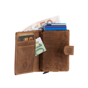 Greenburry Cardholder Slider Coin. Slim Wallet für Herren mit Aluminium Case von Figuretta. Münzfach und RFID Schutz. Schlanke Geldbörse aus hochwertigem Echtleder, Rindleder. Slow Fashion. Farbe Vintage Sattelbraun. Lederwaren Ostwestfalen, Lederdeele Delbrück Ansicht Steckfächer