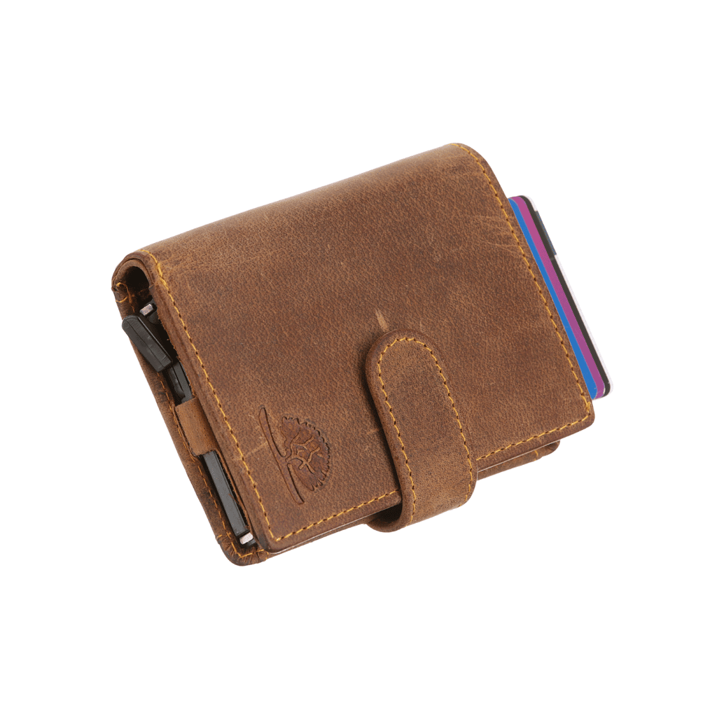 Greenburry Cardholder Slider Coin_sattelbraun_Slim Wallet_Herren_Rindleder_RFID_Münzfach_Vintage_Geldbörse_Lederwaren_Ostwestfalen_Lederdeele_Delbrück_04 Greenburry Cardholder Slider Coin. Slim Wallet für Herren mit Aluminium Case von Figuretta. Münzfach und RFID Schutz. Schlanke Geldbörse aus hochwertigem Echtleder, Rindleder. Slow Fashion. Farbe Vintage Sattelbraun. Lederwaren Ostwestfalen, Lederdeele Delbrück Ansicht Vorderseite