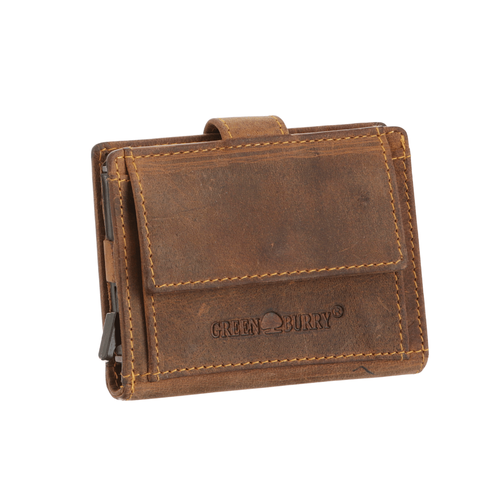Greenburry Cardholder Slider Coin_sattelbraun_Slim Wallet_Herren_Rindleder_RFID_Münzfach_Vintage_Geldbörse_Lederwaren_Ostwestfalen_Lederdeele_Delbrück_06 Greenburry Cardholder Slider Coin. Slim Wallet für Herren mit Aluminium Case von Figuretta. Münzfach und RFID Schutz. Schlanke Geldbörse aus hochwertigem Echtleder, Rindleder. Slow Fashion. Farbe Vintage Sattelbraun. Lederwaren Ostwestfalen, Lederdeele Delbrück Ansicht Rückseite, Kleingeldfach