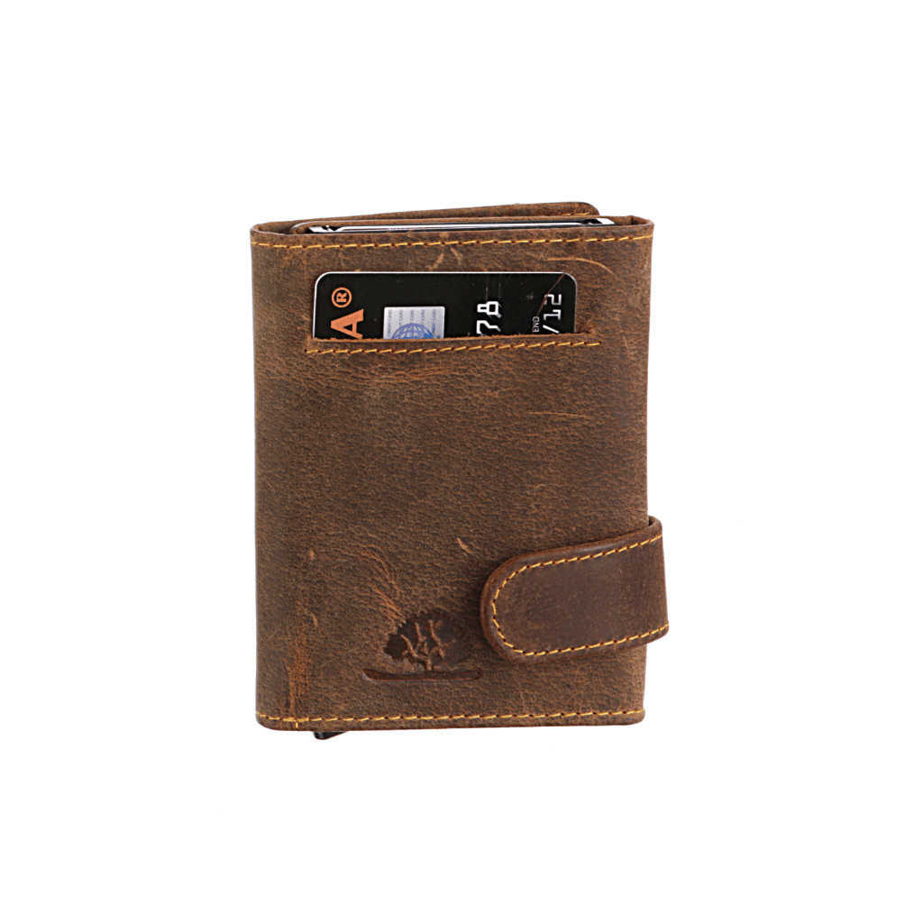 Greenburry Cardholder Slider Zip. Slim Wallet für Herren mit Aluminium Case von Figuretta. Münzfach und RFID Schutz. Schlanke Geldbörse aus hochwertigem Echtleder, Rindleder. Slow Fashion. Farbe Vintage Sattelbraun. Lederwaren Ostwestfalen, Lederdeele Delbrück Ansicht Vorderseite