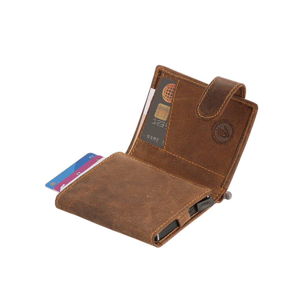 Greenburry Cardholder Slider Zip. Slim Wallet für Herren mit Aluminium Case von Figuretta. Münzfach und RFID Schutz. Schlanke Geldbörse aus hochwertigem Echtleder, Rindleder. Slow Fashion. Farbe Vintage Sattelbraun. Lederwaren Ostwestfalen, Lederdeele Delbrück Ansicht Innenansicht