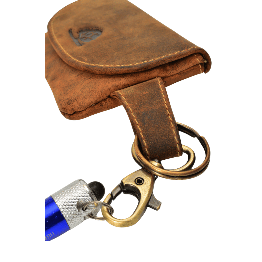 Greenburry Schlüsseletui Vintage_Leder_Schlüsseltasche_Rindleder_Sattelbraun_Lederwaren_Ostwestfalen_Lederdeele_Delbrück_06 Greenburry Schlüsseletui Vintage im rustikalen Used Look. Schlüsseltasche aus festem Rindleder mit drei Schlüsselringen. Farbe Sattelbraun. Lederwaren in Ostwestfalen, Lederdeele aus Delbrück. Ansicht Karabiner