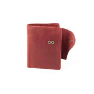 Jockey Club Toro Kombibörse aus Rindleder. Geldbörse im Hochformat mit Innenriegel und Außenriegel. Echtleder Portemonnaie, Slow Fashion. Farbe rot. Lederwaren Ostwestfalen, Lederdeele aus Delbrück Paderborn. Ansicht Vorderseite doppelter Druckknopf