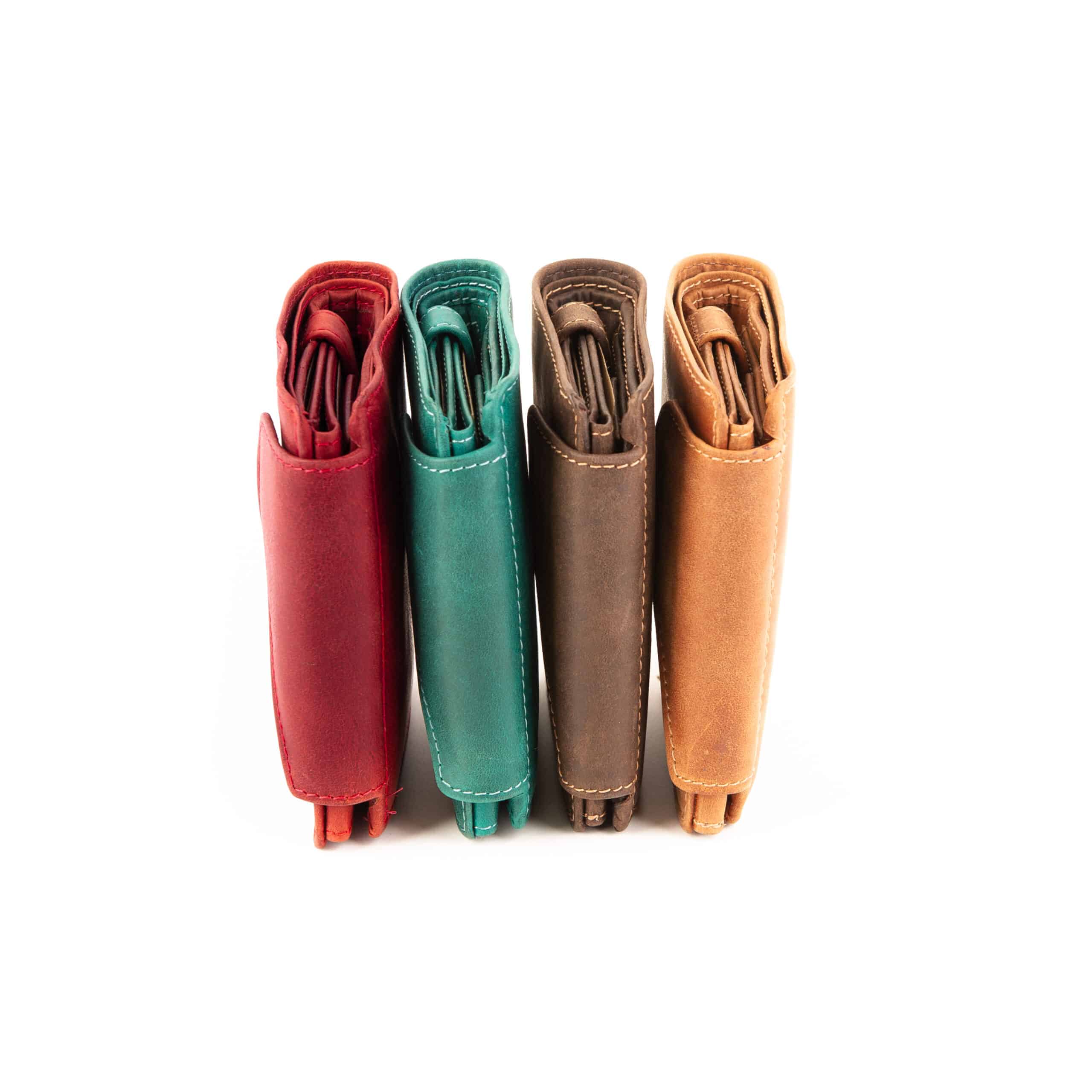 Kombibörse_Portemonnaie_Riegelbörse_RFID_Rindleder_Hochformat_Geldbörse_Lederwaren_OstwestfalenLederdeele_Delbrück_Paderborn_02 Jockey Club Toro Kombibörse aus Rindleder. Geldbörse im Hochformat mit Innenriegel und Außenriegel. Echtleder Portemonnaie, Slow Fashion. Lederwaren Ostwestfalen, Lederdeele aus Delbrück Paderborn. Ansicht Gruppenbild