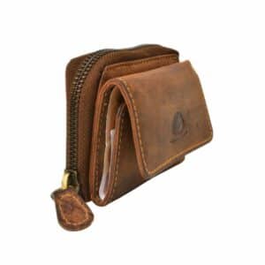 Greenburry Minibörse mit Reißverschluss Münzfach. Kleine Geldbörse für die Hosentasche oder für kleine Handtaschen. Aus naturbelassenem Rindleder, Naturleder. Slow Fashion Portemonnaie im Vintage Look. Farbe braun, Sattelbraun. Lederwaren Ostwestfalen, Lederdeele aus Delbrück Paderborn. Ansicht Außenansicht