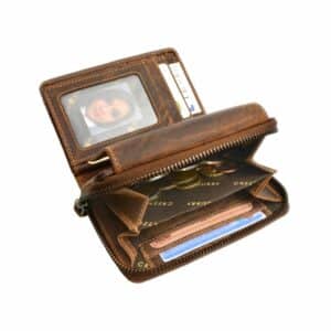 Greenburry Vintage Portemonnaie groß. Slow Fashion Geldbörse aus Naturleder mit vielen Kartenfächer, RFID Schutz, Münzfach mit Reißverschluss. Aus Echtem Leder, Rindleder. Farbe braun, Sattelbraun. Lederwaren Ostwestfalen, Lederdeele aus Delbrück Paderborn. Ansicht Münzfach