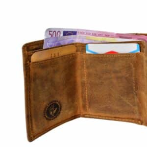 Greenburry Wickelbörse XS - Minibörse aus naturbelassenem Rindleder. Kleines Portemonnaie aus echtem Leder. Geldbörse im Vintage Look. Farbe braun, Sattelbraun. Slow Fashion Lederwaren Ostwestfalen, Lederdeele aus Delbrück Paderborn. Ansicht Innenansicht