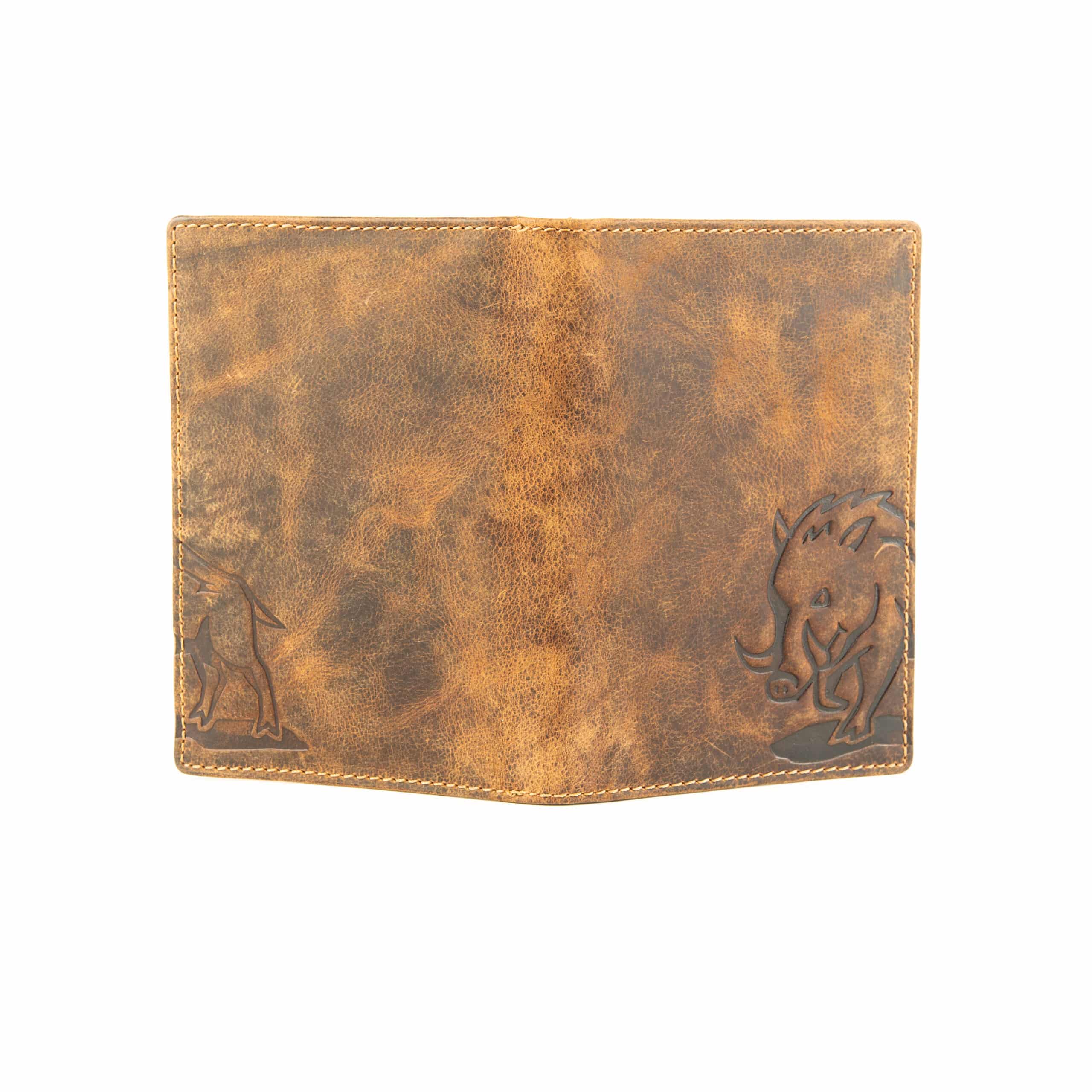 Jockey Club Brieftasche Wildschwein_Jagd_Ausweismappe_Dokumentenmappe_Pass_Leder_Vintage_natur_braun_Lederwaren_Ostwestfalen_Lederdeele_Delbrück_Paderborn_02 Jockey Club Brieftasche Wildschwein. Ausweismappe aus festem Büffelleder. Natur Leder in Vintage Optik. Dokumentenmappe, Unterlagen, Jagd. Farbe Cognac Braun. Lederwaren Ostwestfalen, Lederdeele in Delbrück Paderborn. Ansicht Rückseite