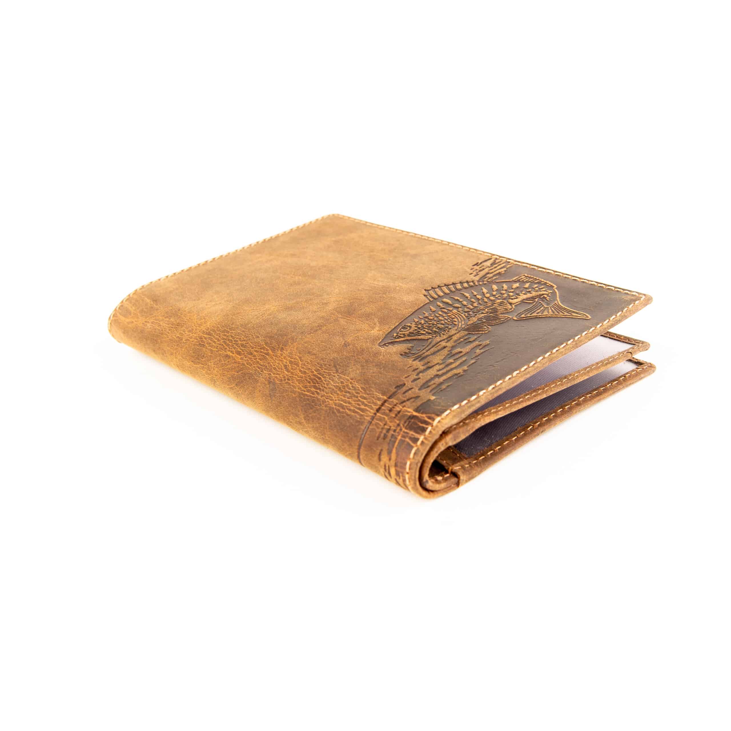 Jockey Club Brieftasche Zander. Ausweismappe aus festem Büffelleder. Natur Leder in Vintage Optik. Dokumentenmappe, Unterlagen, Angeln. Farbe Cognac Braun. Lederwaren Ostwestfalen, Lederdeele in Delbrück Paderborn. Ansicht Profilansicht