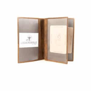 Jockey Club Brieftasche Zander. Ausweismappe aus festem Büffelleder. Natur Leder in Vintage Optik. Dokumentenmappe, Unterlagen, Angeln. Farbe Cognac Braun. Lederwaren Ostwestfalen, Lederdeele in Delbrück Paderborn. Ansicht Innenansicht