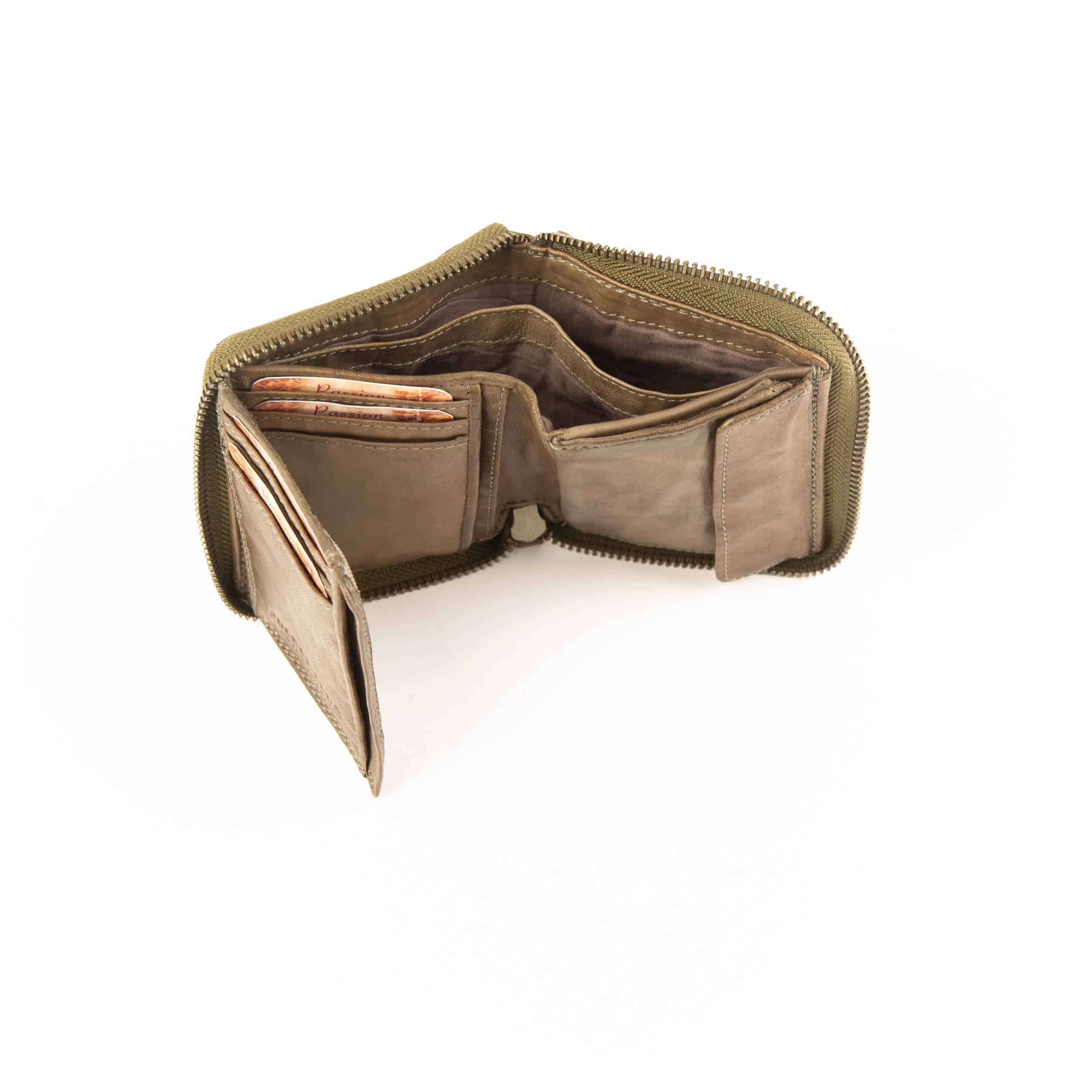 Jockey Club Portemonnaie Bolt-Chic small_taupe_Geldbörse_Damen_Lammleder_Echtleder_Reißverschluss_Lederwaren_Ostwestfalen_Lederdeele_Delbrück_Paderborn_06 Jockey Club Portemonnaie Bolt-Chic small. Geldbörse für Damen mit Nieten, aus weichem Lammleder, im Hochformat. Geldbeutel mit rundum Reißverschluss. Farbe Taupe. Lederwaren Ostwestfalen, Lederdeele aus Delbrück Paderborn. Ansicht Scheinfach