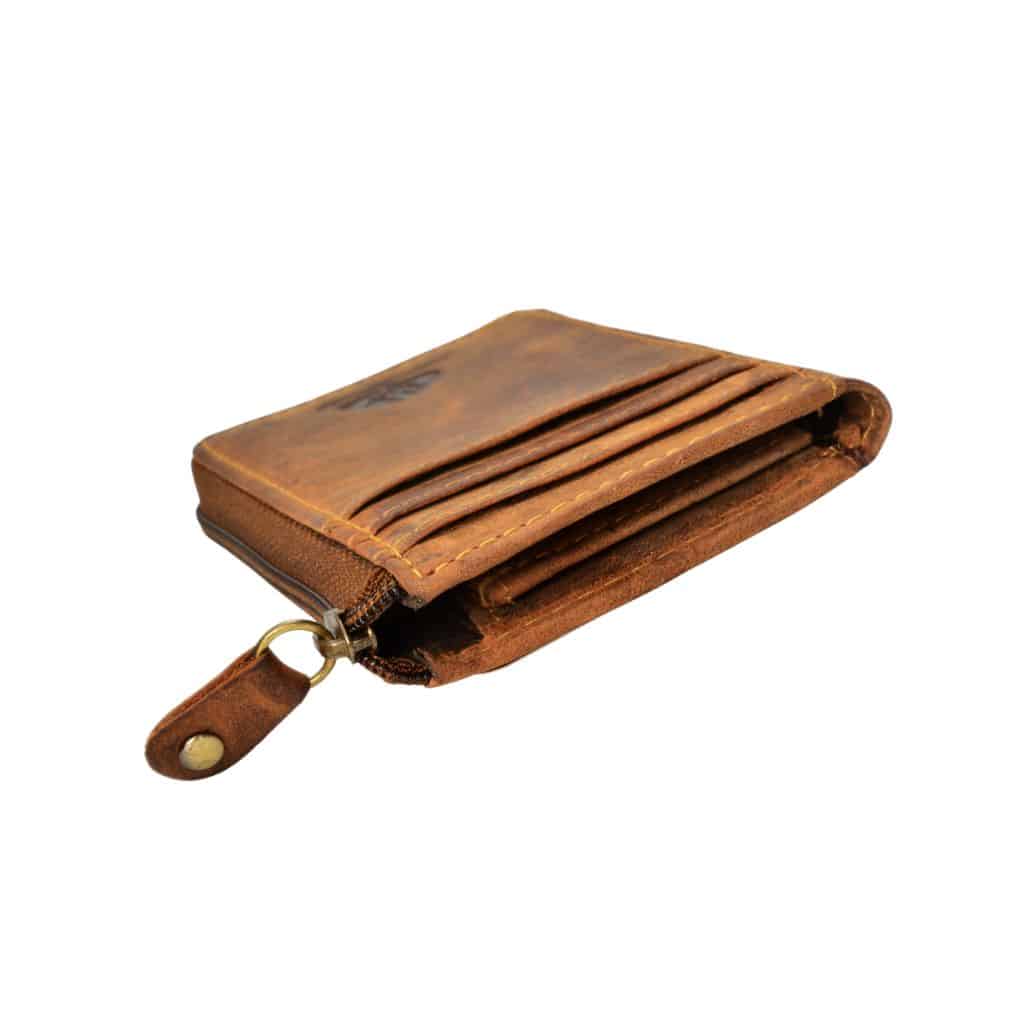 Greenburry Münzbörse mit Karten_Geldbörse_Portemonnaie_vintage Leder_Naturleder_mini_braun_Lederwaren Ostwestfalen, Lederdeele Delbrück Paderborn_04 Greenburry Münzbörse mit Karten. Kleine Geldbörse aus naturbelassenem Rindleder. Vintage Portemonnaie für Bargeld und Kreditkarten. Slow Fashion. Farbe Sattelbraun. Lederwaren Ostwestfalen, Lederdeele Delbrück, Paderborn. Ansicht Profilansicht