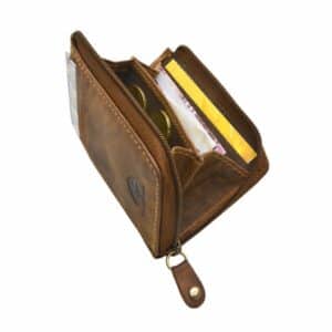 Greenburry Münzbörse mit Karten. Kleine Geldbörse aus naturbelassenem Rindleder. Vintage Portemonnaie für Bargeld und Kreditkarten. Slow Fashion. Farbe Sattelbraun. Lederwaren Ostwestfalen, Lederdeele Delbrück, Paderborn. Ansicht Innenansicht