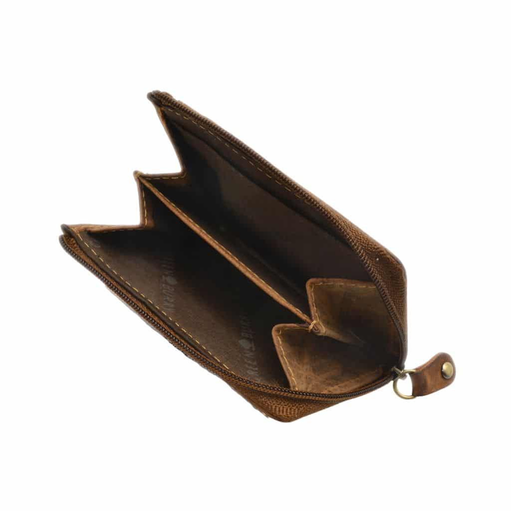 Greenburry Münzbörse mit Karten_Geldbörse_Portemonnaie_vintage Leder_Naturleder_mini_braun_Lederwaren Ostwestfalen, Lederdeele Delbrück Paderborn_06 Greenburry Münzbörse mit Karten. Kleine Geldbörse aus naturbelassenem Rindleder. Vintage Portemonnaie für Bargeld und Kreditkarten. Slow Fashion. Farbe Sattelbraun. Lederwaren Ostwestfalen, Lederdeele Delbrück, Paderborn. Ansicht Münzfach
