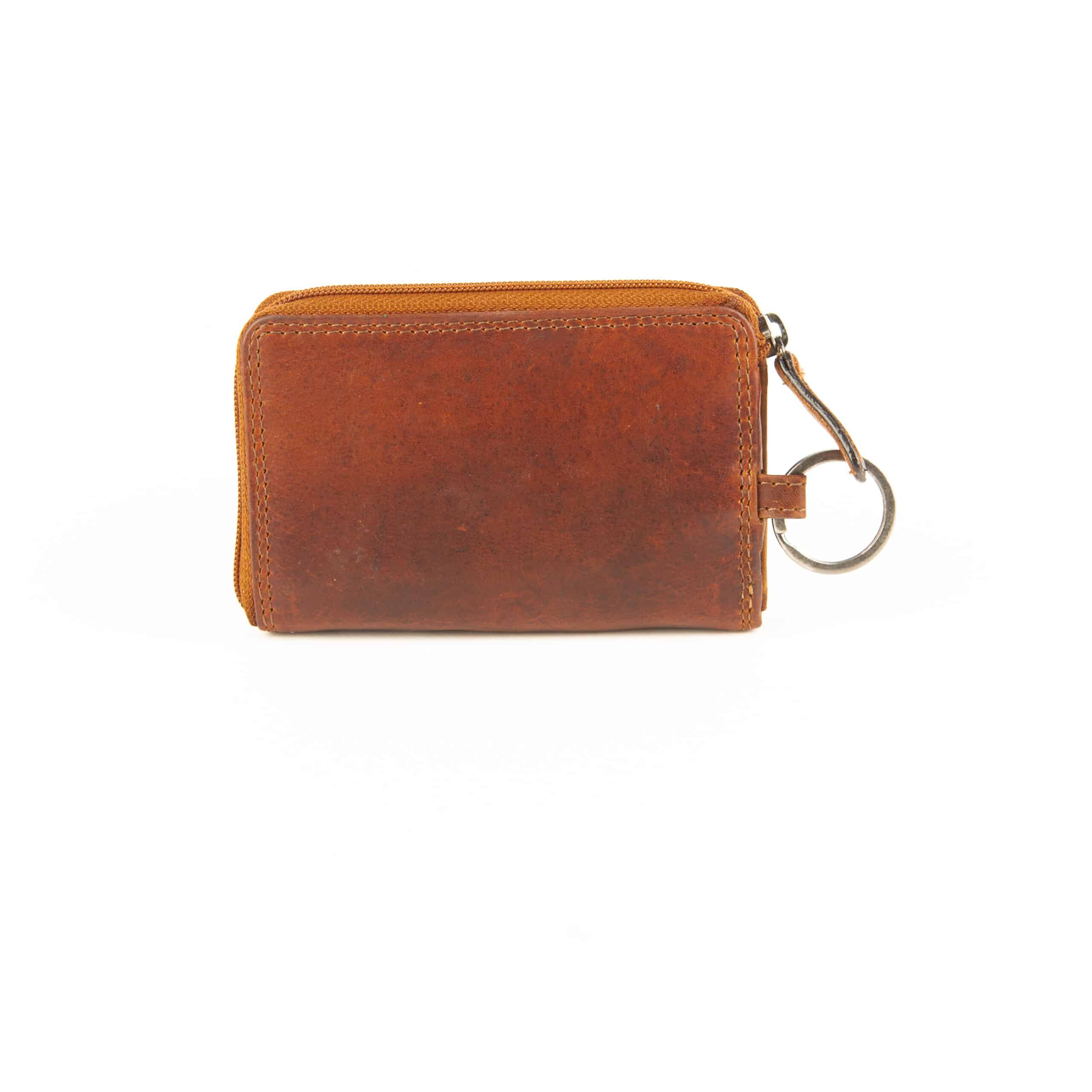 Jockey Club Schlüsseletui XL_große Schlüsseltasche_Leder_Kartenfach_Münzfach_RFID_cognac braun_Lederwaren Ostwestfalen, Lederdeele Delbrück Paderborn_04 Jockey Club Schlüsseletui XL aus festem Rindleder. Schlüsseltasche mit drei Schlüsselringen, Kartenfächer, Münzfach und RFID Schutz. Slow Fashion Leder, Natur. Farbe Cognac braun. Lederwaren Ostwestfalen, Lederdeele aus Delbrück Paderborn. Ansicht Rückseite