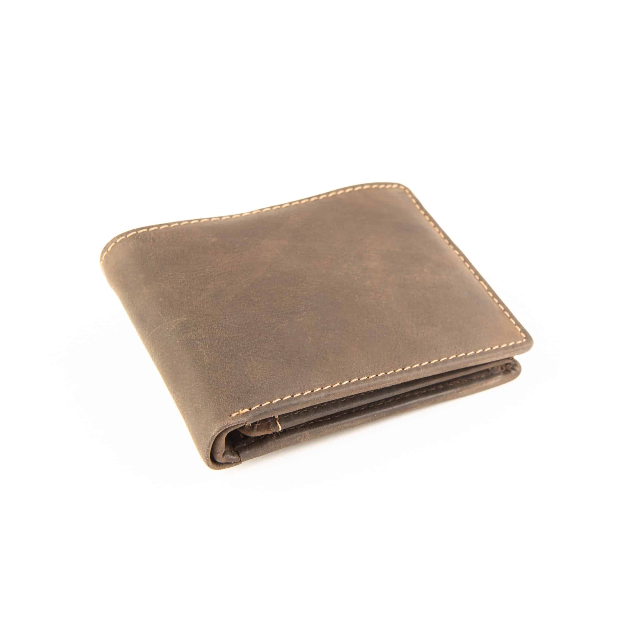 Jockey Club Toro Herrenbörse im Querformat. Geldbörse aus naturbelassenem Rindleder mit einer Klappe, Linksausleger. Geöltes Rindleder Portemonnaie mit RFID Schutz. Farbe braun. Lederwaren Ostwestfalen, Lederdeele Delbrück Paderborn. Ansicht Vorderseite