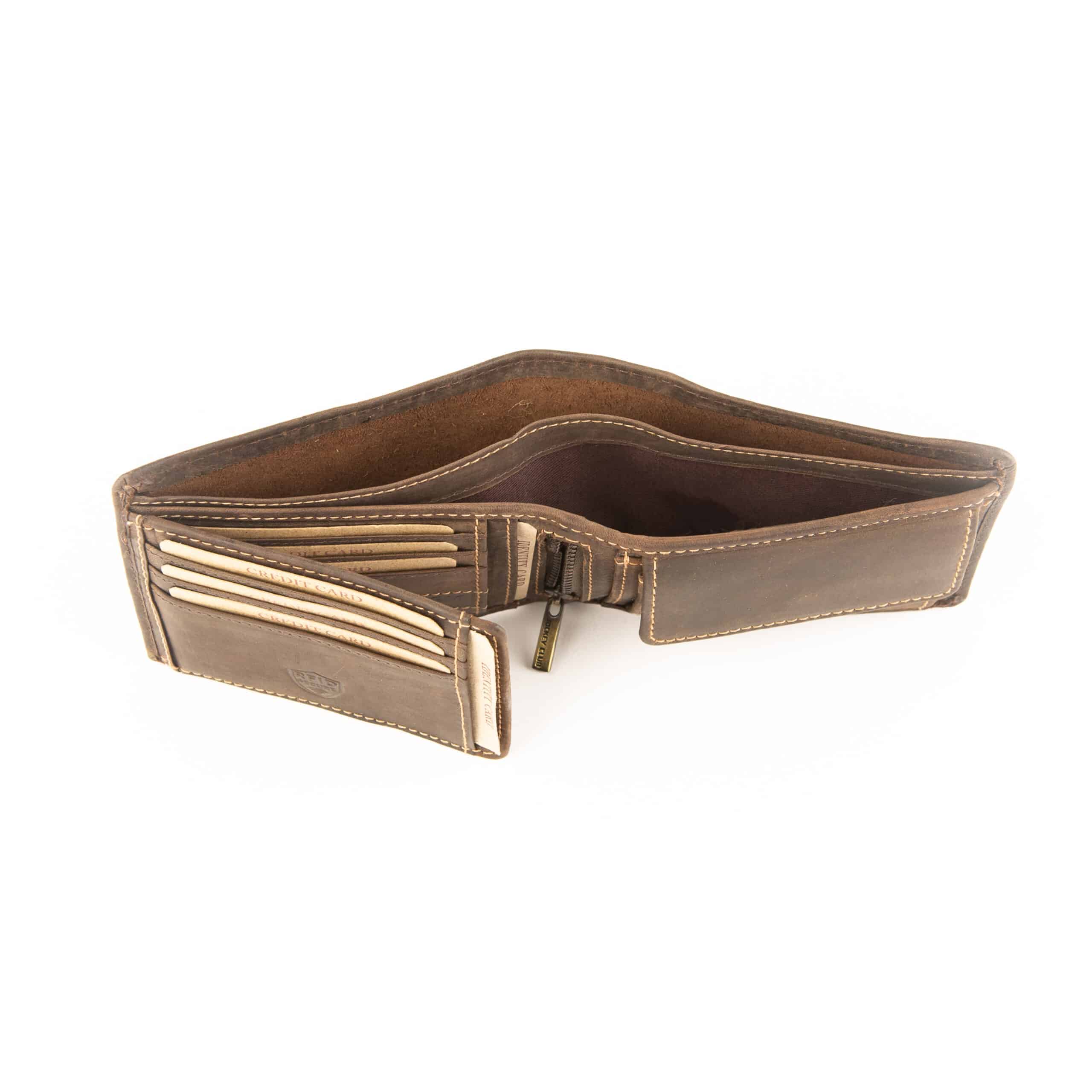 Jockey Club Toro Herrenbörse im Querformat. Geldbörse aus naturbelassenem Rindleder mit einer Klappe, Linksausleger. Geöltes Rindleder Portemonnaie mit RFID Schutz. Farbe braun. Lederwaren Ostwestfalen, Lederdeele Delbrück Paderborn. Ansicht Scheinfach