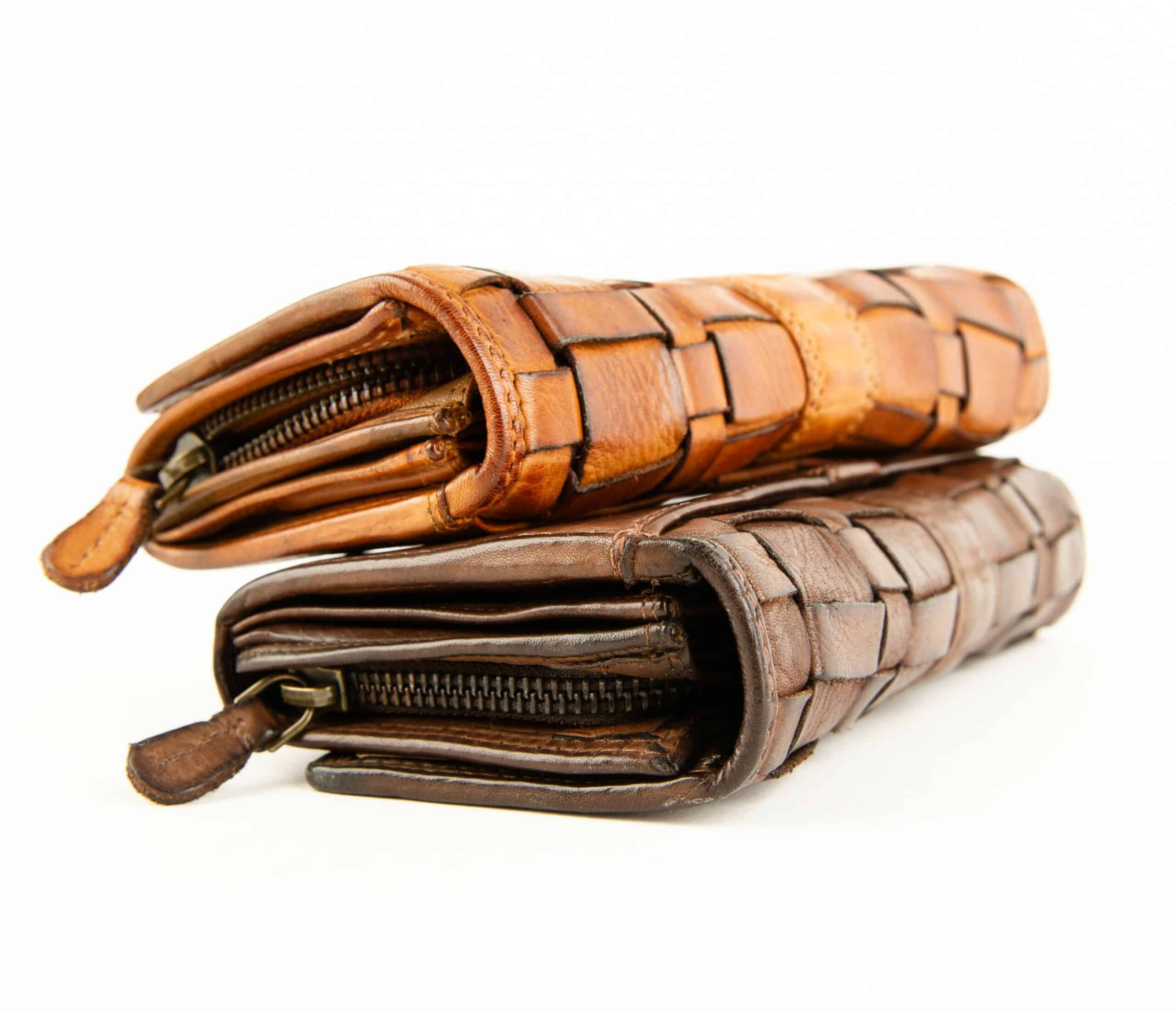 Hill Burry Damenbörse geflochten_großes Portemonnaie_Damen_RFID_Rindleder_Waschleder_Slow Fashion_Lederwaren_Ostwestfalen_Lederdeele_Delbrück_Paderborn_04 Hill Burry Damenbörse geflochten aus weichem, gewaschenem Rindleder. Langes Portemonnaie für Damen mit Außenriegel und Reißverschluss Münzfach. RFID gesichert, Slow Fashion, doppelte Nähte. Lederwaren Ostwestfalen, Lederdeele Delbrück, Paderborn. Ansicht Gruppenbild braun und cognac