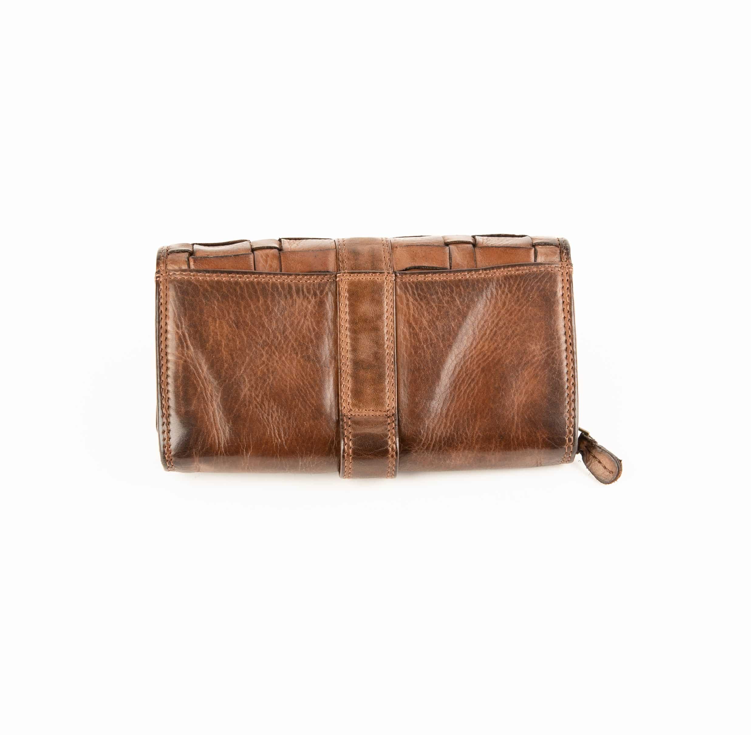 Hill Burry Damenbörse geflochten_großes Portemonnaie_Damen_RFID_Rindleder_Waschleder_Slow Fashion_braun_Lederwaren_Ostwestfalen_Lederdeele_Delbrück_Paderborn_02 Hill Burry Damenbörse geflochten aus weichem, gewaschenem Rindleder. Langes Portemonnaie für Damen mit Außenriegel und Reißverschluss Münzfach. RFID gesichert, Slow Fashion, doppelte Nähte. Farbe braun. Lederwaren Ostwestfalen, Lederdeele Delbrück, Paderborn. Ansicht Rückseite