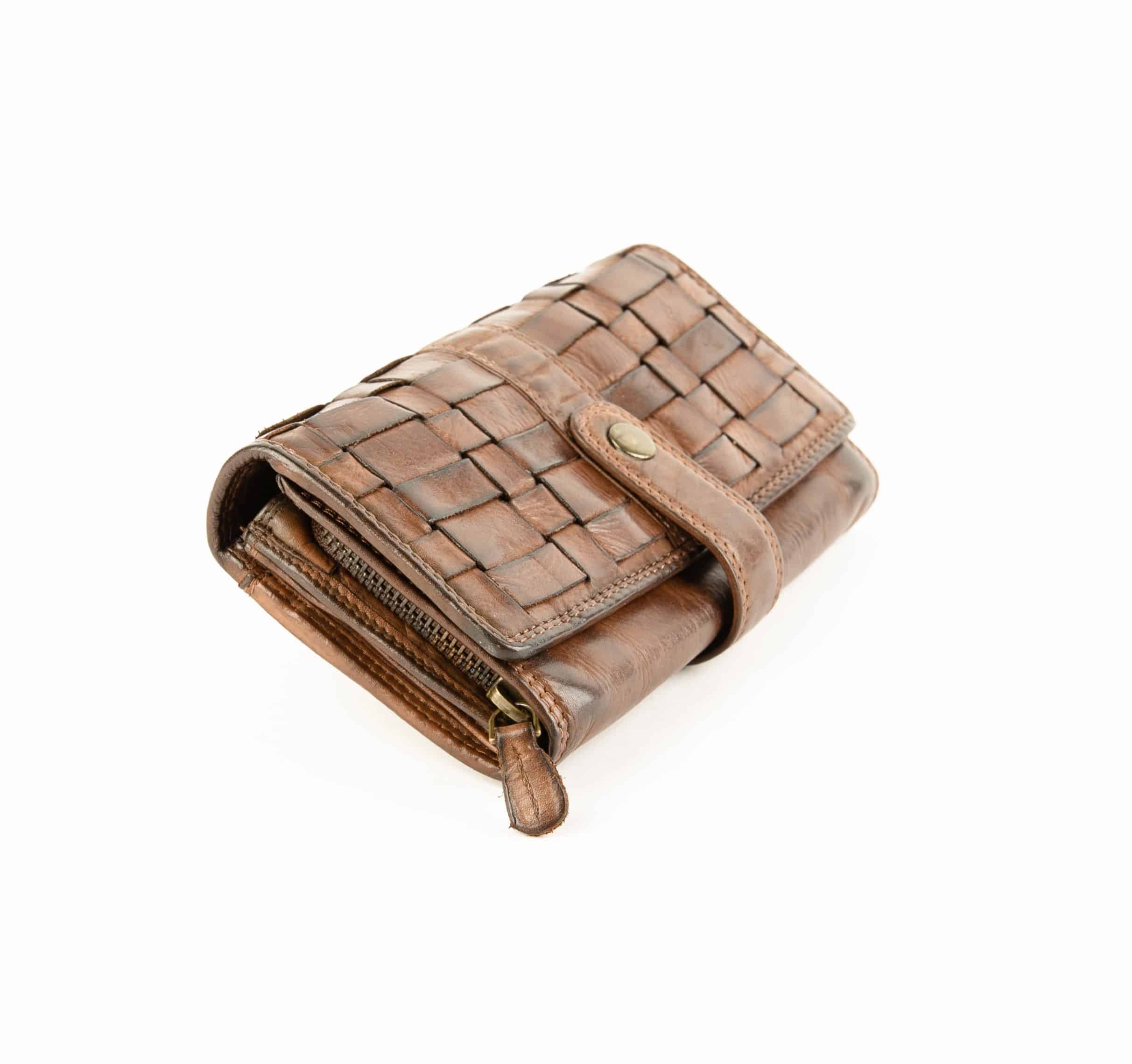 Hill Burry Damenbörse geflochten_großes Portemonnaie_Damen_RFID_Rindleder_Waschleder_Slow Fashion_braun_Lederwaren_Ostwestfalen_Lederdeele_Delbrück_Paderborn_03 Hill Burry Damenbörse geflochten aus weichem, gewaschenem Rindleder. Langes Portemonnaie für Damen mit Außenriegel und Reißverschluss Münzfach. RFID gesichert, Slow Fashion, doppelte Nähte. Farbe braun. Lederwaren Ostwestfalen, Lederdeele Delbrück, Paderborn. Ansicht Vorderseite