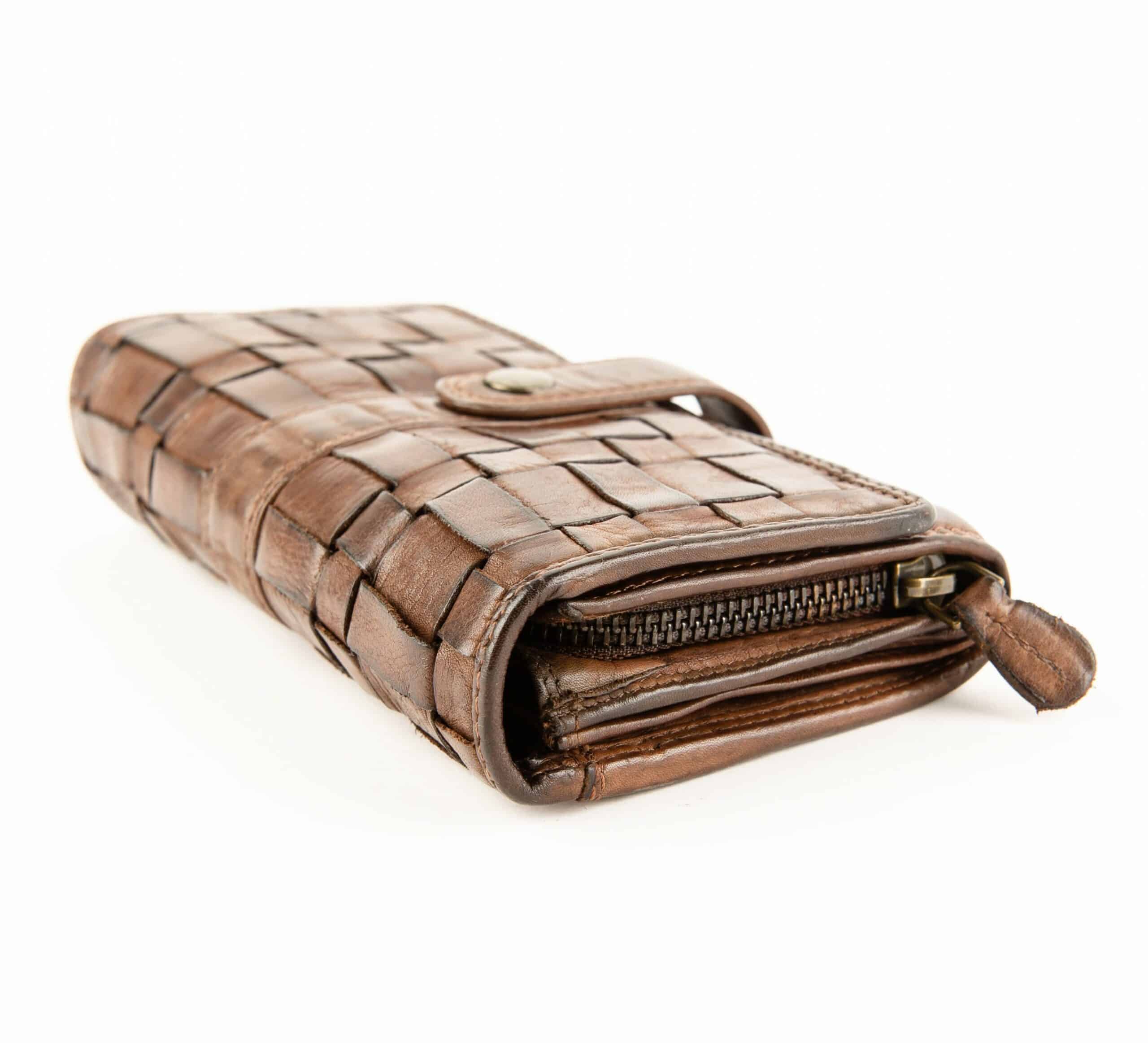 Hill Burry Damenbörse geflochten_großes Portemonnaie_Damen_RFID_Rindleder_Waschleder_Slow Fashion_braun_Lederwaren_Ostwestfalen_Lederdeele_Delbrück_Paderborn_04 Hill Burry Damenbörse geflochten aus weichem, gewaschenem Rindleder. Langes Portemonnaie für Damen mit Außenriegel und Reißverschluss Münzfach. RFID gesichert, Slow Fashion, doppelte Nähte. Farbe braun. Lederwaren Ostwestfalen, Lederdeele Delbrück, Paderborn. Ansicht Vorderseite