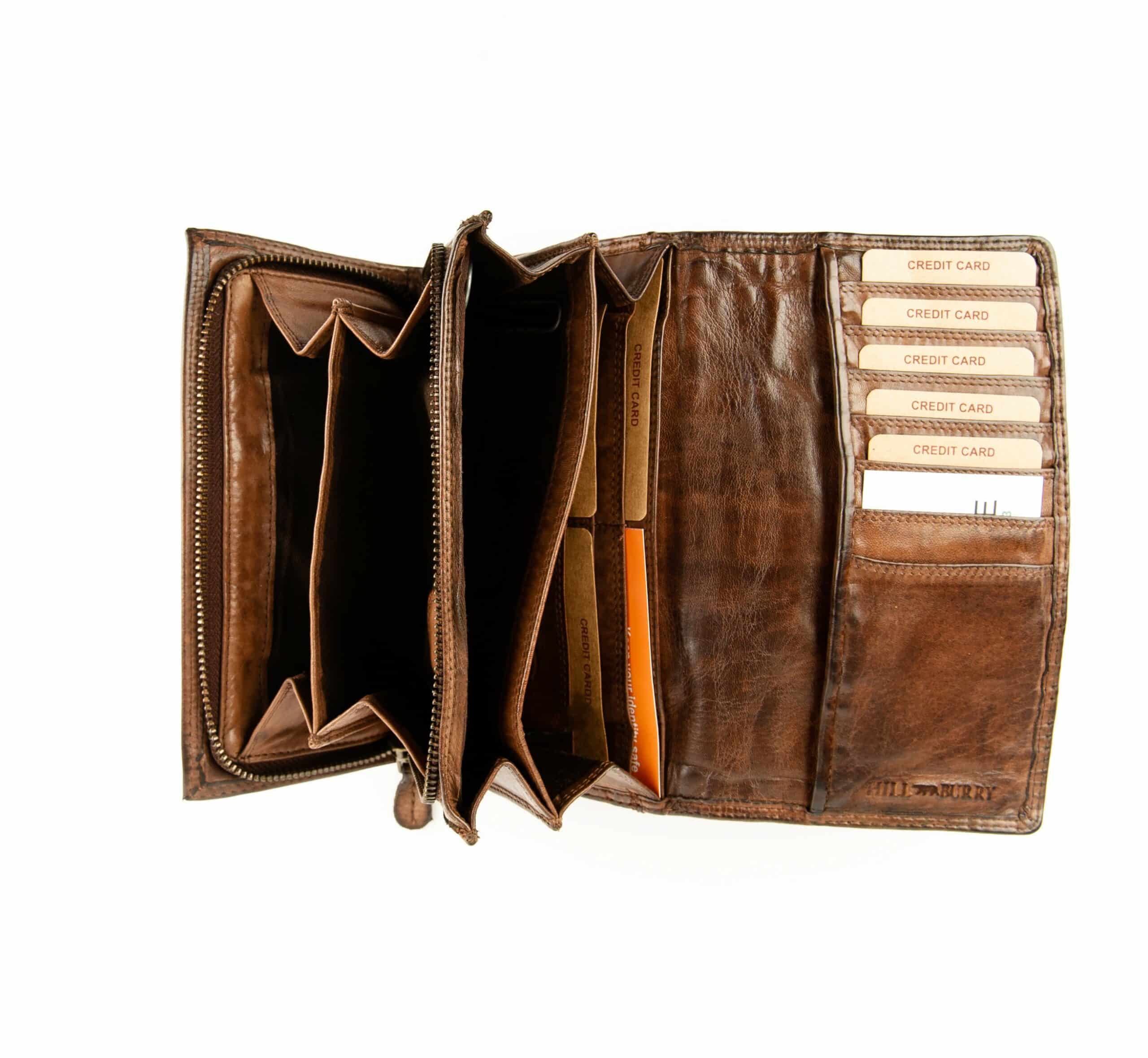 Hill Burry Damenbörse geflochten_großes Portemonnaie_Damen_RFID_Rindleder_Waschleder_Slow Fashion_braun_Lederwaren_Ostwestfalen_Lederdeele_Delbrück_Paderborn_05 Hill Burry Damenbörse geflochten aus weichem, gewaschenem Rindleder. Langes Portemonnaie für Damen mit Außenriegel und Reißverschluss Münzfach. RFID gesichert, Slow Fashion, doppelte Nähte. Farbe braun. Lederwaren Ostwestfalen, Lederdeele Delbrück, Paderborn. Ansicht Innenansicht