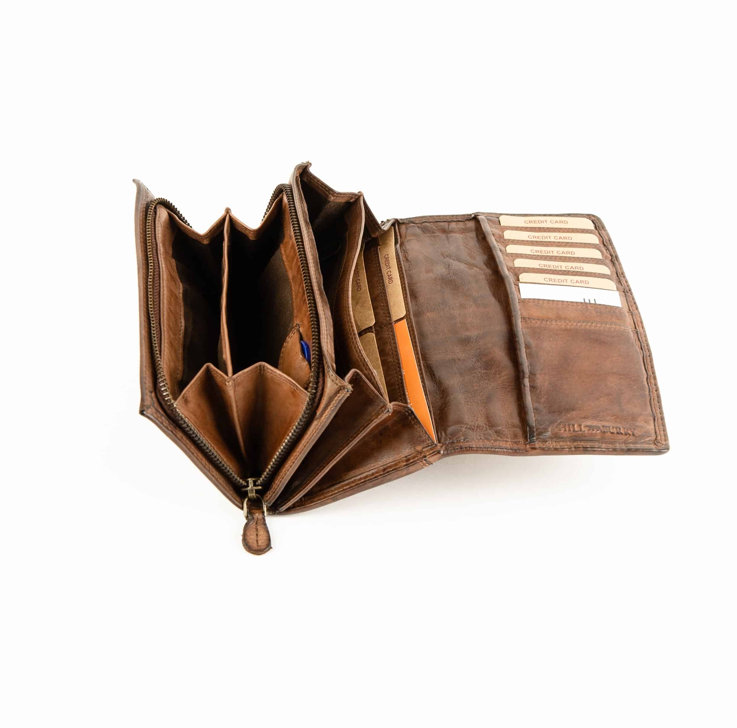 Hill Burry Damenbörse geflochten_großes Portemonnaie_Damen_RFID_Rindleder_Waschleder_Slow Fashion_braun_Lederwaren_Ostwestfalen_Lederdeele_Delbrück_Paderborn_07 Hill Burry Damenbörse geflochten aus weichem, gewaschenem Rindleder. Langes Portemonnaie für Damen mit Außenriegel und Reißverschluss Münzfach. RFID gesichert, Slow Fashion, doppelte Nähte. Farbe braun. Lederwaren Ostwestfalen, Lederdeele Delbrück, Paderborn. Ansicht Steckfächer