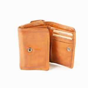 Hill Burry Midibörse aus Waschleder. Langlebiges Echtleder Portemonnaie für Damen mit RFID Schutz. Geöltes Rindleder, slow Fashion. Geldbörse in Farbe cognac. Lederwaren Ostwestfalen, Lederdeele Delbrück Paderborn. Ansicht Druckknopf Verschluss