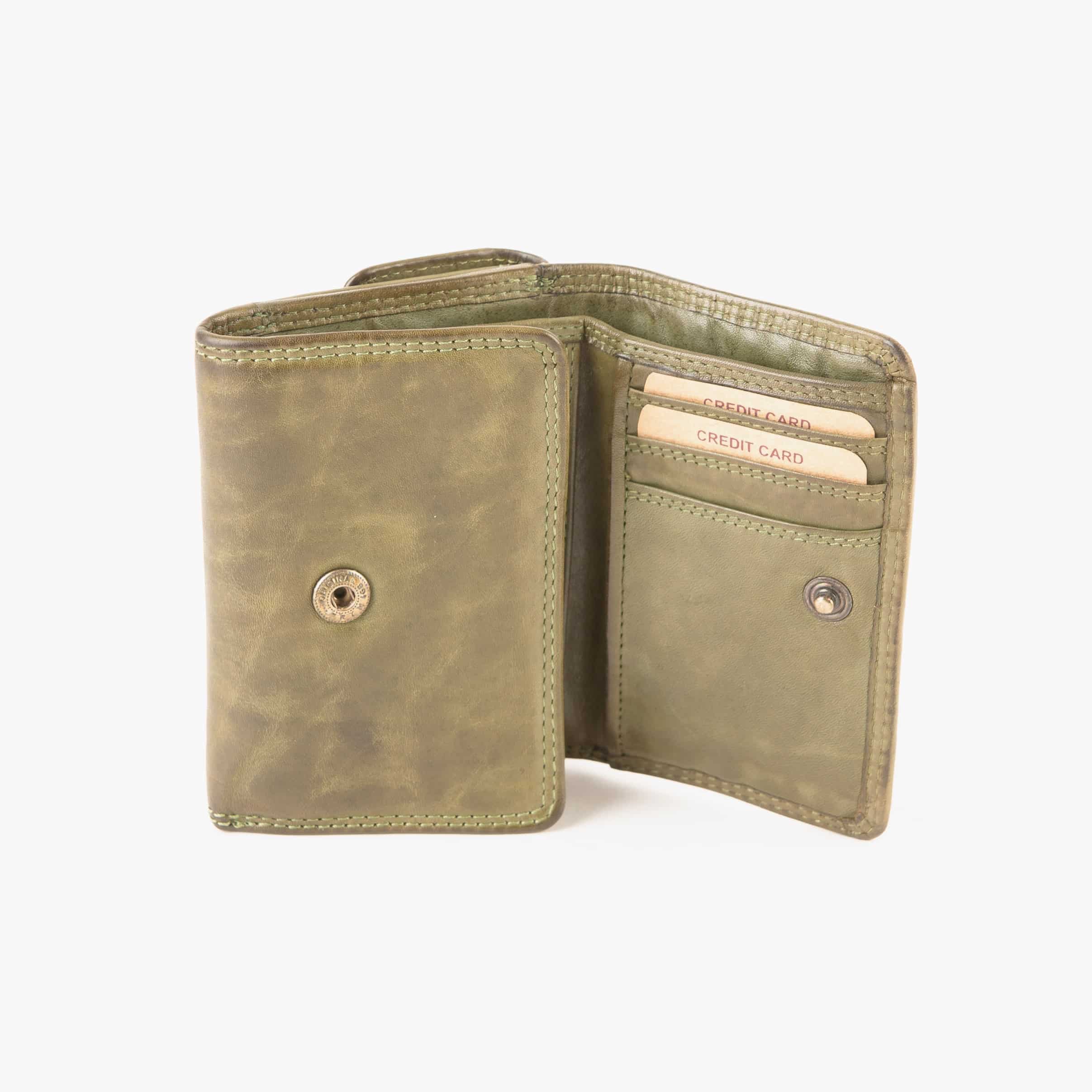 Hill Burry Midibörse Waschleder_Portemonnaie_Damen_Rindleder_grün_RFID_Baumwolle_Lederwaren_Ostwestfalen_Lederdeele_Delbrück_Paderborn_05 Hill Burry Midibörse aus Waschleder. Langlebiges Echtleder Portemonnaie für Damen mit RFID Schutz. Geöltes Rindleder, slow Fashion. Geldbörse in Farbe grün. Lederwaren Ostwestfalen, Lederdeele Delbrück Paderborn. Ansicht Druckknopf Verschluss