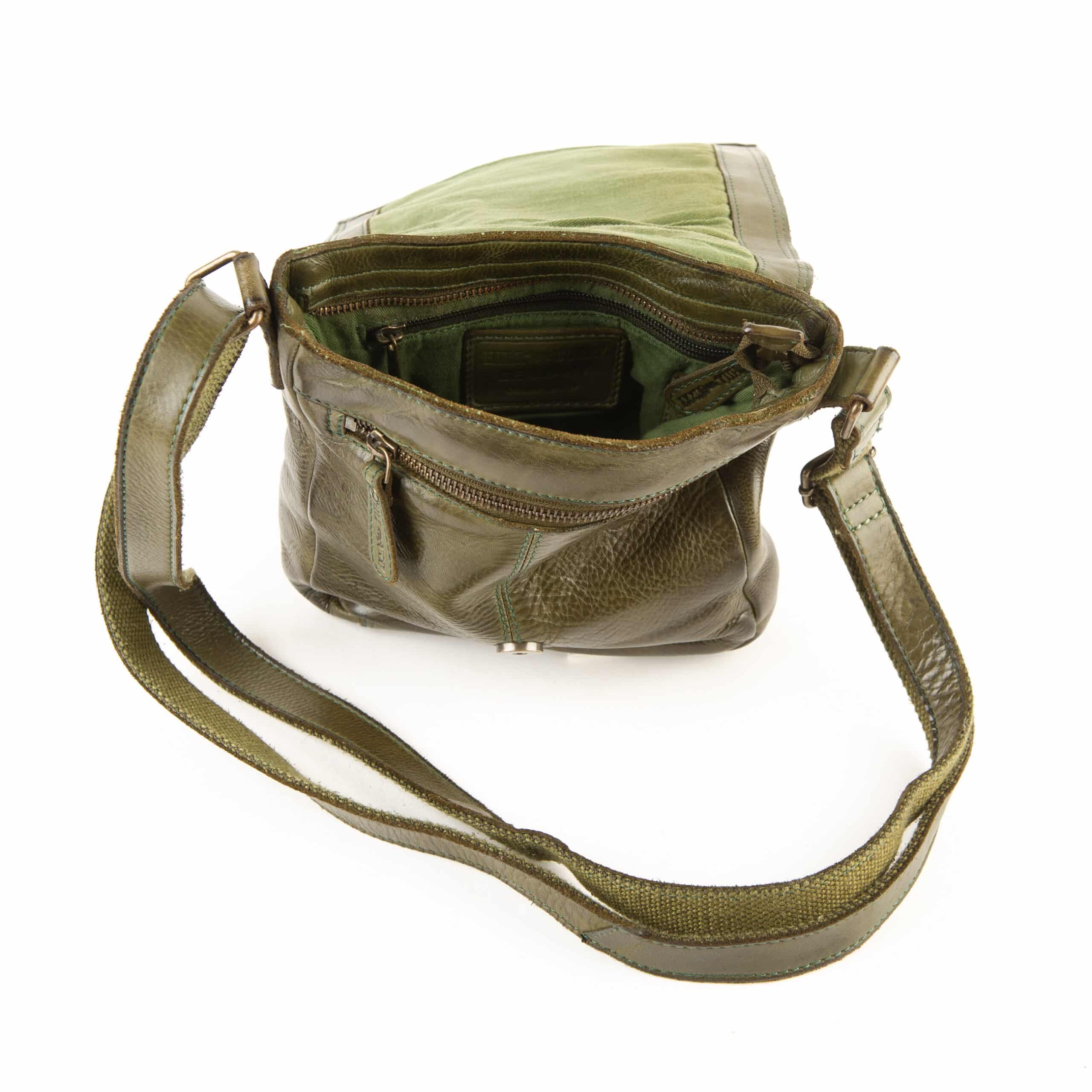 Hill Burry Umhängetasche Waschleder_Ledertasche_Tasche_Echtleder_Rindleder_grün_Lederwaren_Ostwestfalen_Lederdeele_Delbrück_Paderborn_03 Hill Burry Umhängetasche Waschleder, Ledertasche für Damen. Rindleder Tasche mit Innenfutter aus Baumwolle. Farbe grün / Waldgrün. Lederwaren Ostwestfalen, Lederdeele Delbrück Paderborn. Ansicht Innenansicht