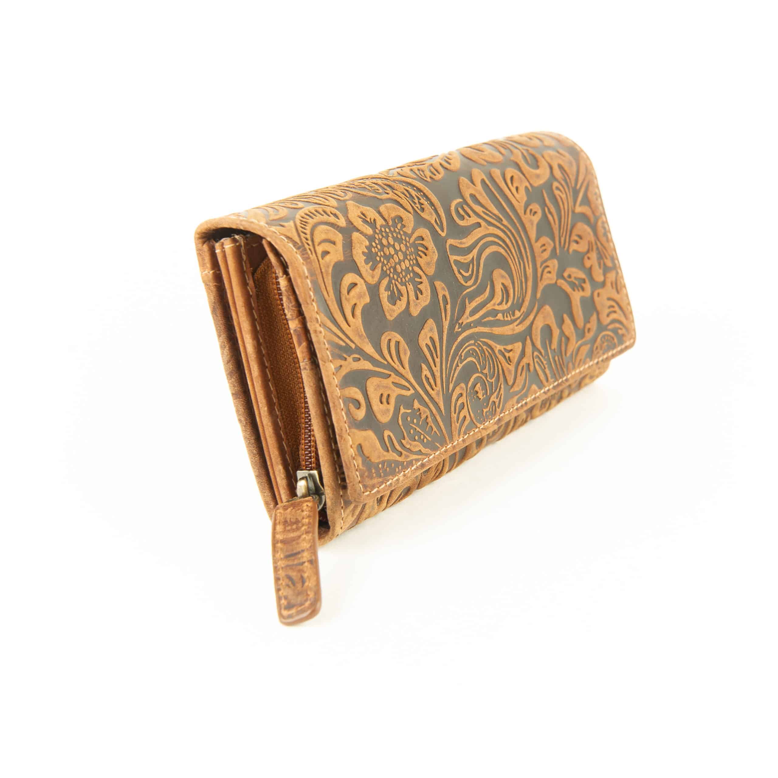 Jockey Club Portemonnaie Floral_Geldbörse_Damen_groß_Echtleder_RFID_slow Fashion_cognac_Prägung_Naturleder_Lederwaren_Ostwestfalen_Lederdeele_Delbrück_Paderborn_02 Jockey Club Portemonnaie floral aus festem, naturbelassenem Rindleder. Blumenprägung auf der Oberfläche, slow Fashion und langlebig. RFID geschütztes Damen Portemonnaie in cognac braun. Lange Geldbörse mit Reißverschluss. Lederwaren Ostwestfalen, Lederdeele Delbrück, Paderborn. Ansicht Seitenansicht