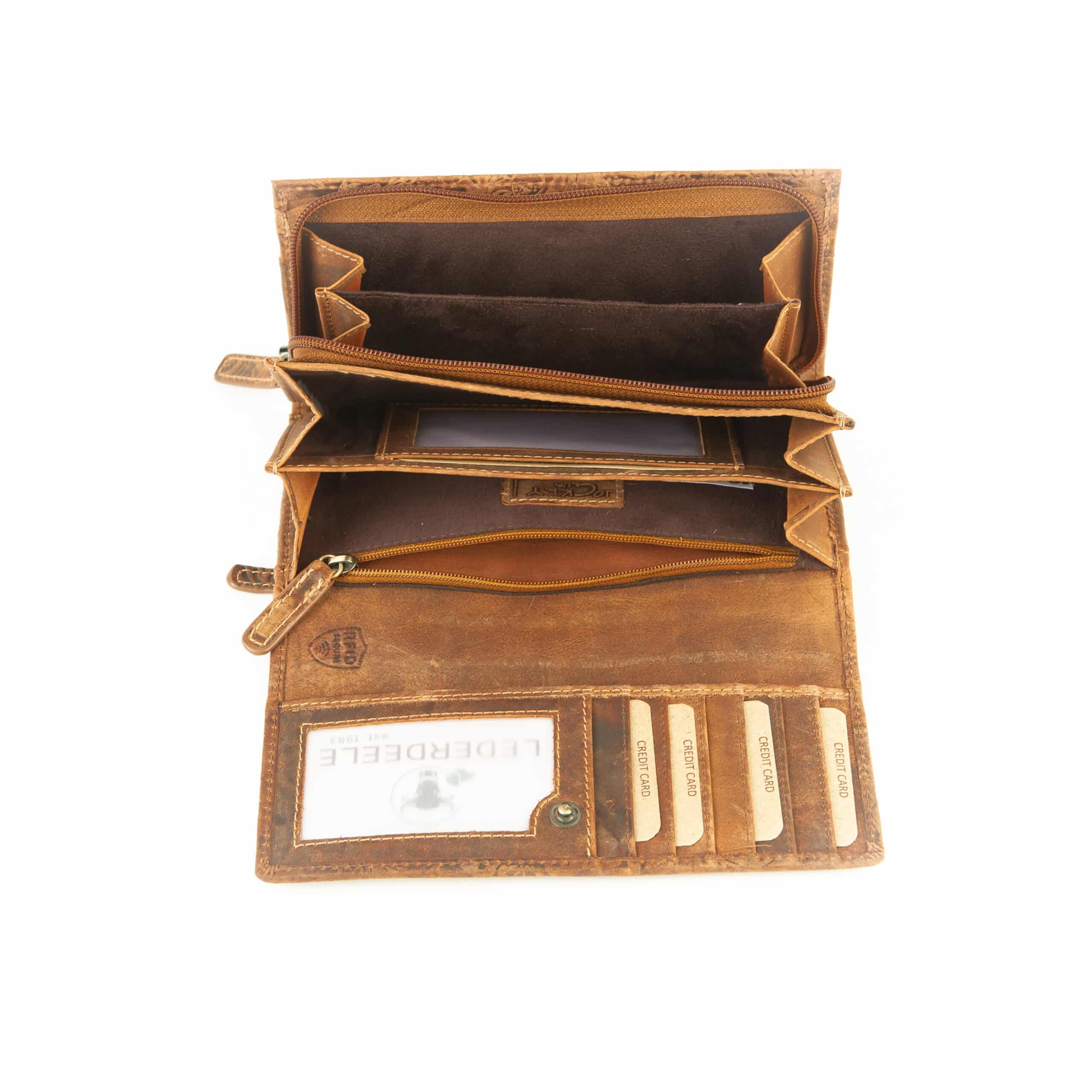 Jockey Club Portemonnaie Floral_Geldbörse_Damen_groß_Echtleder_RFID_slow Fashion_cognac_Prägung_Naturleder_Lederwaren_Ostwestfalen_Lederdeele_Delbrück_Paderborn_07 Jockey Club Portemonnaie floral aus festem, naturbelassenem Rindleder. Blumenprägung auf der Oberfläche, slow Fashion und langlebig. RFID geschütztes Damen Portemonnaie in cognac braun. Lange Geldbörse mit Reißverschluss. Lederwaren Ostwestfalen, Lederdeele Delbrück, Paderborn. Ansicht Münzfach