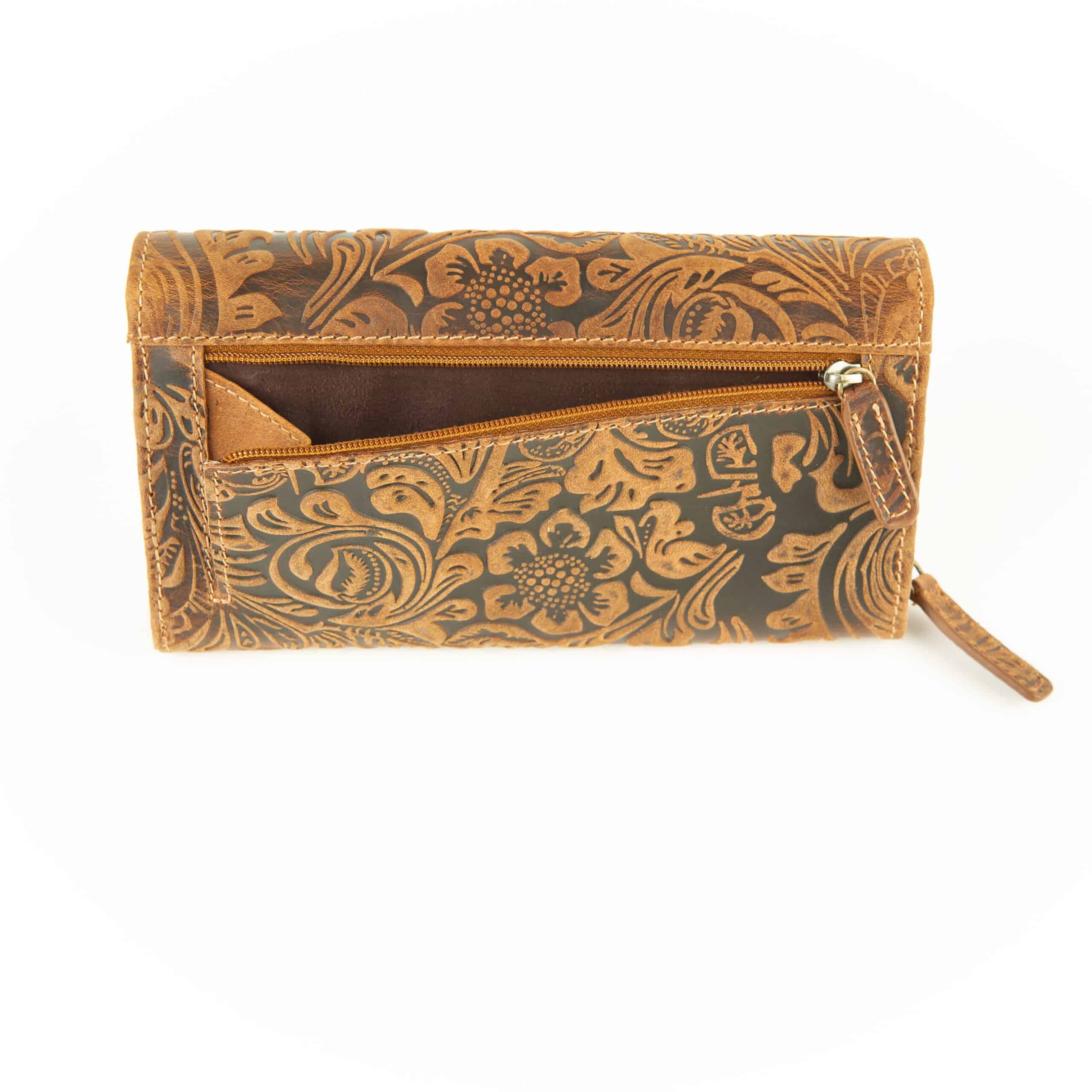 Jockey Club Portemonnaie Floral_Geldbörse_Damen_groß_Echtleder_RFID_slow Fashion_cognac_Prägung_Naturleder_Lederwaren_Ostwestfalen_Lederdeele_Delbrück_Paderborn_10 Jockey Club Portemonnaie floral aus festem, naturbelassenem Rindleder. Blumenprägung auf der Oberfläche, slow Fashion und langlebig. RFID geschütztes Damen Portemonnaie in cognac braun. Lange Geldbörse mit Reißverschluss. Lederwaren Ostwestfalen, Lederdeele Delbrück, Paderborn. Ansicht Rückseite Reißverschlussfach