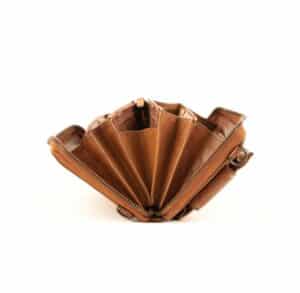 Hill Burry Handytasche aus Waschleder, Umhängetasche mit Portemonnaie und Steckfach für das Smartphone. Geldbörse zum Umhängen mit RFID Schutz aus Echtleder, Rindleder für Damen., slow Fashion. Farbe cognac. Lederwaren Ostwestfalen, Lederdeele Delbrück, Paderborn. Ansicht Seitenansicht