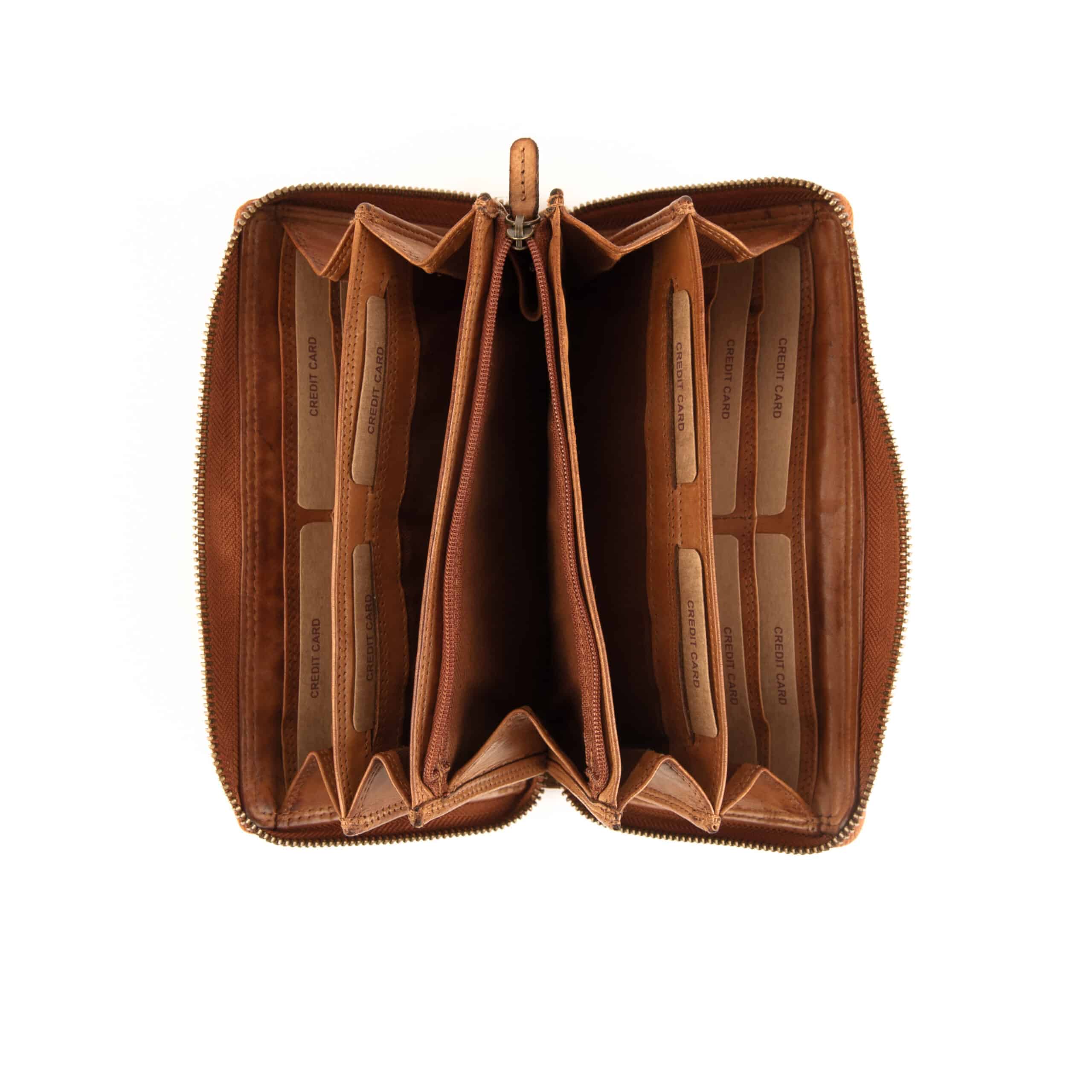 Hill Burry Handytasche aus Waschleder_Smartphone_Umhängetasche_Portemonnaie_Geldbörse-Echtleder_Rindleder_RFID_cognac_lederwaren_ostwestfalen_lederdeele_delbrück_09 Hill Burry Handytasche aus Waschleder, Umhängetasche mit Portemonnaie und Steckfach für das Smartphone. Geldbörse zum Umhängen mit RFID Schutz aus Echtleder, Rindleder für Damen., slow Fashion. Farbe cognac. Lederwaren Ostwestfalen, Lederdeele Delbrück, Paderborn. Ansicht Geldbörse Steckfächer