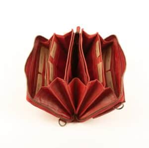 Hill Burry Handytasche aus Waschleder, Umhängetasche mit Portemonnaie und Steckfach für das Smartphone. Geldbörse zum Umhängen mit RFID Schutz aus Echtleder, Rindleder für Damen., slow Fashion. Farbe rot. Lederwaren Ostwestfalen, Lederdeele Delbrück, Paderborn. Ansicht Innenansicht