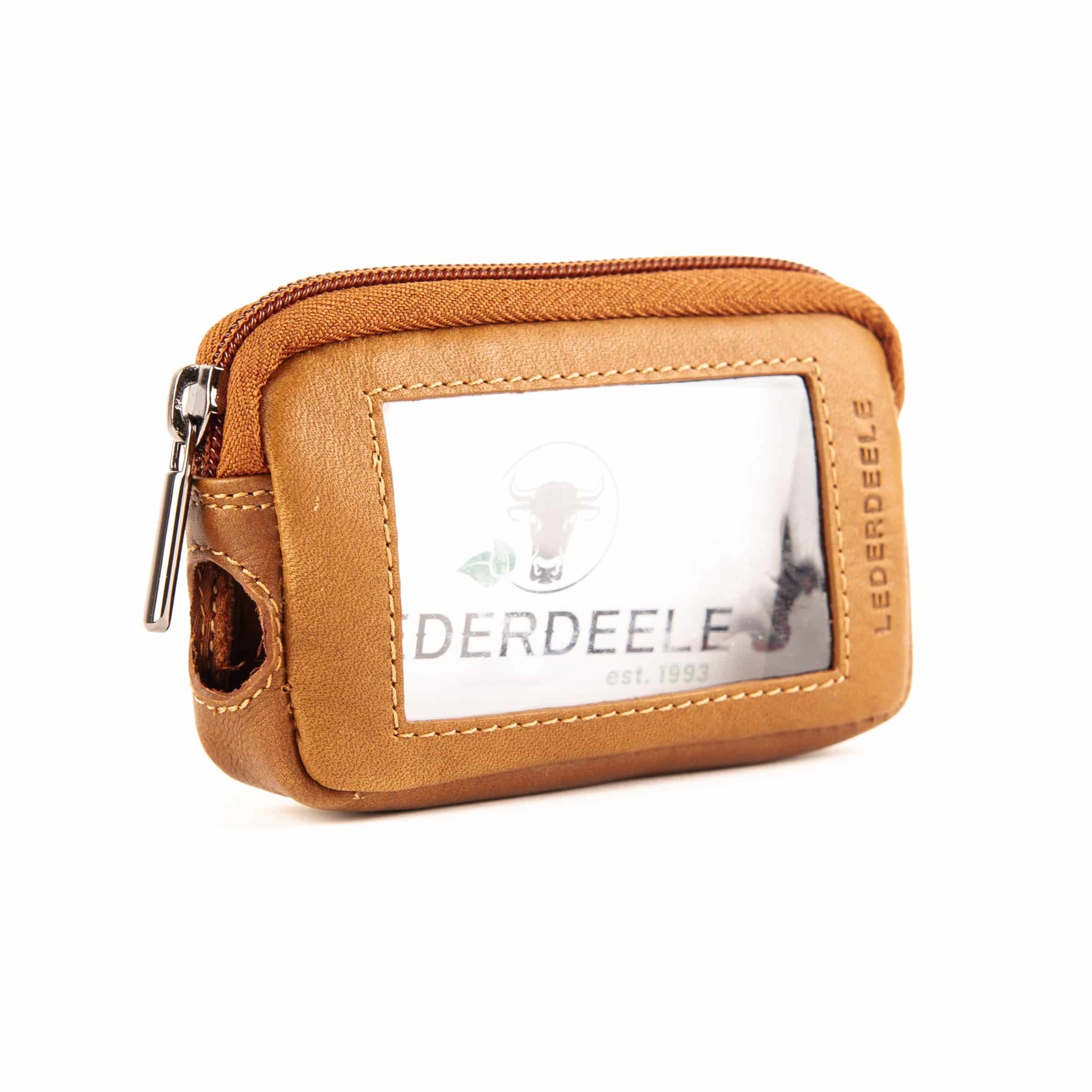 Insulinpumpentasche Diabetes Zubehör Diabetiker, Insulinpumpe_Insulin, Leder_Etui_Gürteltasche_cognac Slow Fashion_Rindleder_Lederdeele_Lederwaren Ostwestfalen_Delbrück_02 Insulinpumpentasche, Diabetes Zubehör aus hochwertigem Echtleder. Kleines Lederetui speziell entwickelt für die Insulinpumpe. Medizinische Tasche. Auf Maß gefertigt, mit Sichtfenster, Gürtelschlaufe und Clip, mit Aussparung für den Anschluss. Farbe Cognac. Lederdeele Delbrück, Lederwaren Ostwestfalen, Paderborn. Ansicht Vorderseite
