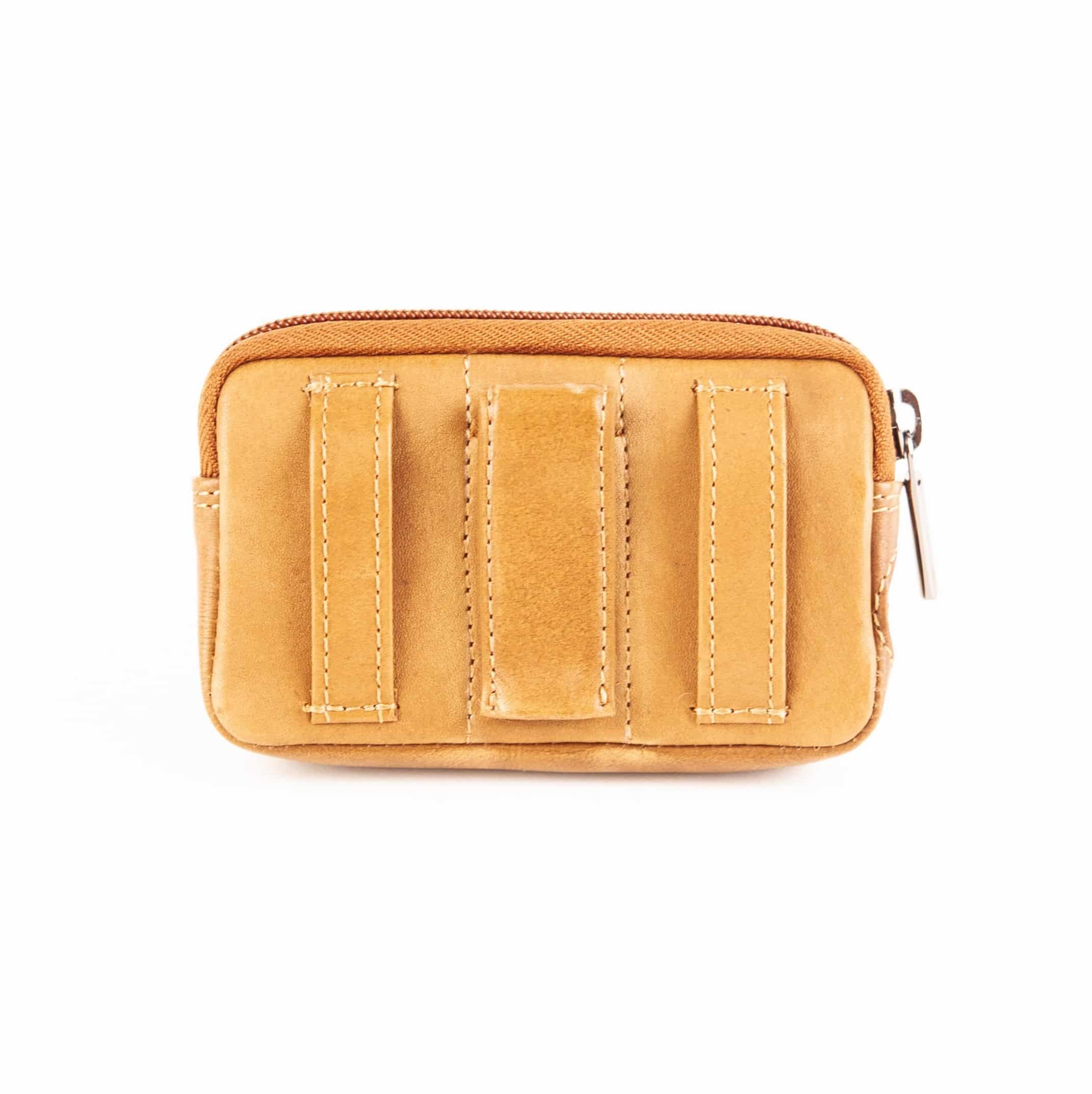 Insulinpumpentasche Diabetes Zubehör Diabetiker, Insulinpumpe_Insulin, Leder_Etui_Gürteltasche_cognac Slow Fashion_Rindleder_Lederdeele_Lederwaren Ostwestfalen_Delbrück_04 Insulinpumpentasche, Diabetes Zubehör aus hochwertigem Echtleder. Kleines Lederetui speziell entwickelt für die Insulinpumpe. Medizinische Tasche. Auf Maß gefertigt, mit Sichtfenster, Gürtelschlaufe und Clip, mit Aussparung für den Anschluss. Farbe Cognac. Lederdeele Delbrück, Lederwaren Ostwestfalen, Paderborn. Ansicht Rückseite