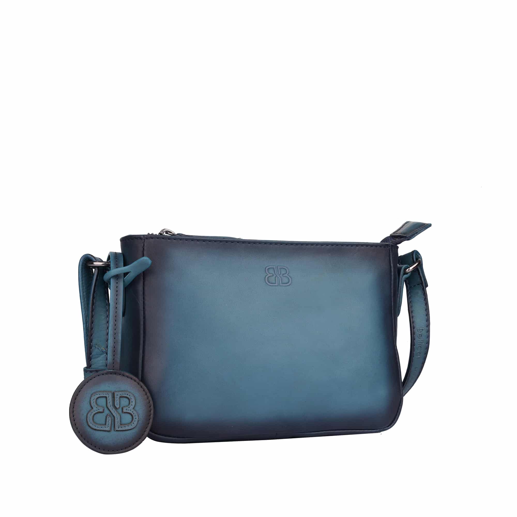 Bellicci Damenhandtasche Keats, blau, Echtleder Handtasche Damen, Abendtasche, Ledertasche. Lederdeele Engelmeier, Delbrück Paderborn. Lederwaren Ostwestfalen_03 Bellicci Damenhandtasche Keats aus pflanzlich gegerbtem Rindleder und Baumwolle. Kleine Abendtasche aus qualifiziertem Echtleder. Ledertasche für Damen im Querformat. Hauptfach mit Reißverschluss, schlicht und elegantes Design. Farbe blau. Lederwaren Ostwestfalen, Lederdeele Delbrück, Paderborn. Ansicht Vorderseite