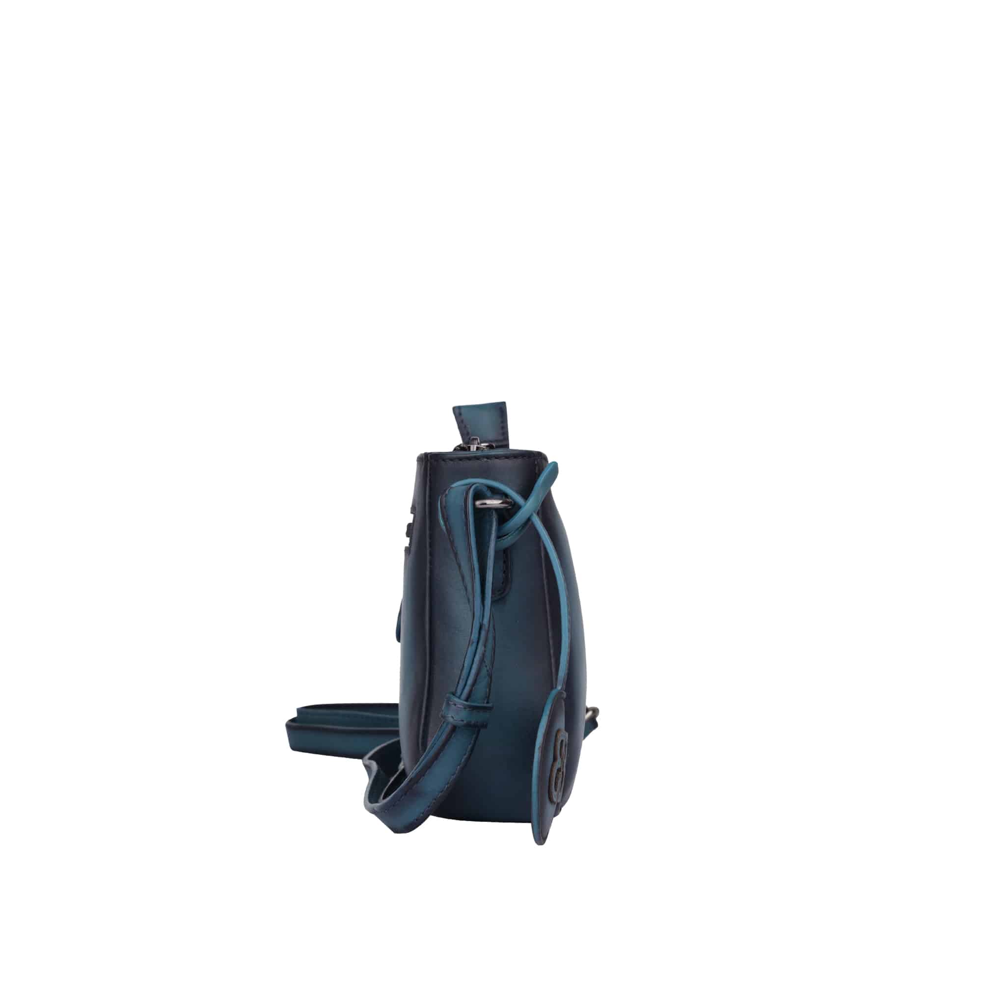 Bellicci Damenhandtasche Keats, blau, Echtleder Handtasche Damen, Abendtasche, Ledertasche. Lederdeele Engelmeier, Delbrück Paderborn. Lederwaren Ostwestfalen_04 Bellicci Damenhandtasche Keats aus pflanzlich gegerbtem Rindleder und Baumwolle. Kleine Abendtasche aus qualifiziertem Echtleder. Ledertasche für Damen im Querformat. Hauptfach mit Reißverschluss, schlicht und elegantes Design. Farbe blau. Lederwaren Ostwestfalen, Lederdeele Delbrück, Paderborn. Ansicht Seitenansicht