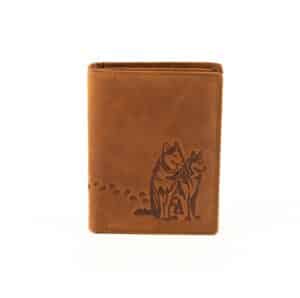 Jockey Club Geldbörse Husky im Hochformat. Herrenbörse in der Farbe cognac, vintage Leder mit Motiv Wolfshund und Pfoten Abdrücke. Motivbörse aus Büffelleder mit Innenriegel und RFID Schutz. Portemonnaie für Herren. Lederwaren Ostwestfalen, Lederdeele in 33129 Delbrück, Kreis Paderborn. Ansicht Vorderseite