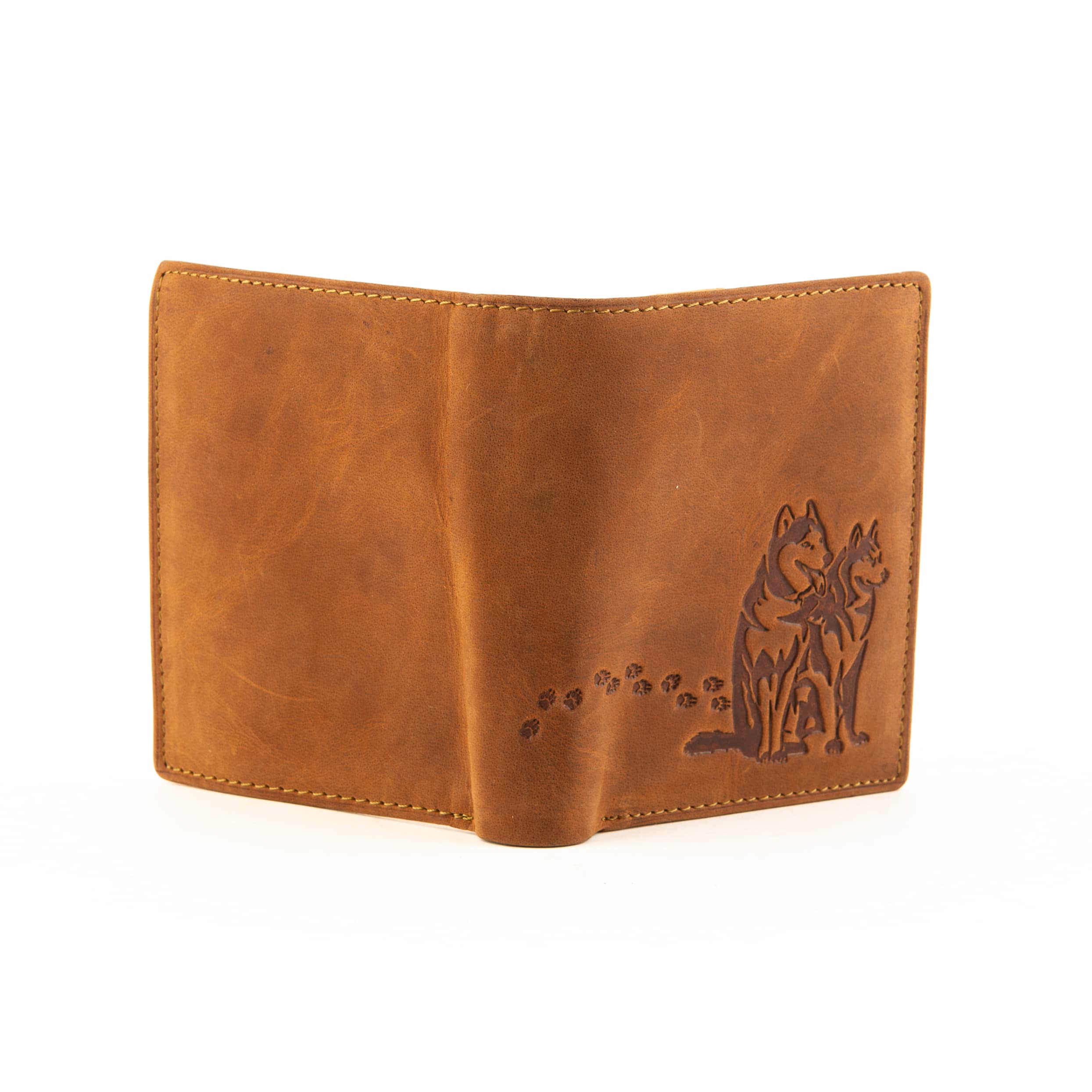 Jockey Club Geldbörse Husky Hochformat, cognac. Vintage Echtleder Herren. Portemonnaie RFID, Motivbörse Wolfshund. Lederwaren, Lederdeele Delbrück Paderborn_03 Jockey Club Geldbörse Husky im Hochformat. Herrenbörse in der Farbe cognac, vintage Leder mit Motiv Wolfshund und Pfoten Abdrücke. Motivbörse aus Büffelleder mit Innenriegel und RFID Schutz. Portemonnaie für Herren. Lederwaren Ostwestfalen, Lederdeele in 33129 Delbrück, Kreis Paderborn. Ansicht Außenansicht