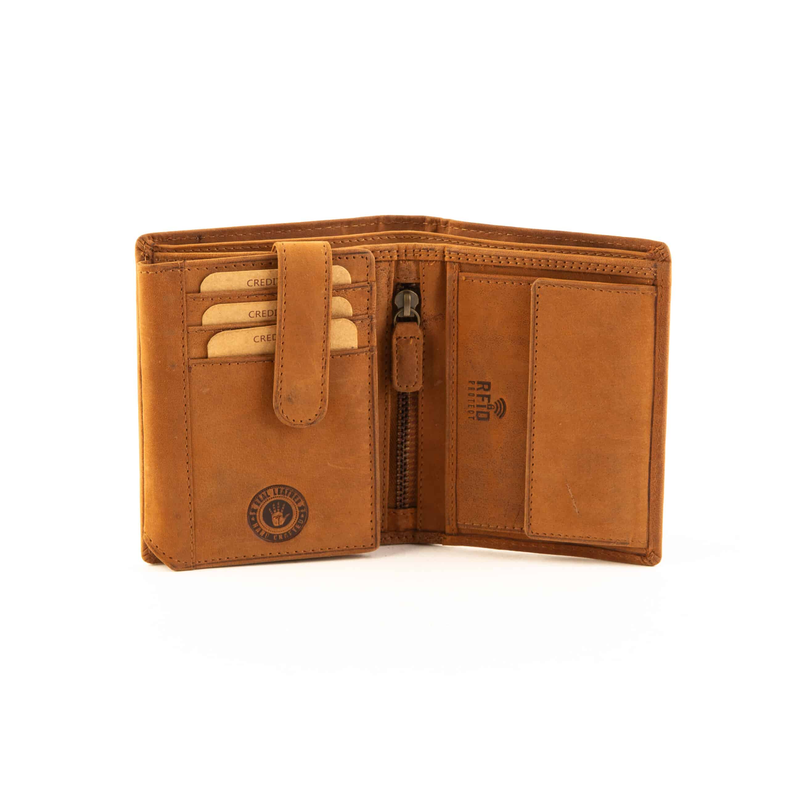 Jockey Club Geldbörse Husky Hochformat, cognac. Vintage Echtleder Herren. Portemonnaie RFID, Motivbörse Wolfshund. Lederwaren, Lederdeele Delbrück Paderborn_04 Jockey Club Geldbörse Husky im Hochformat. Herrenbörse in der Farbe cognac, vintage Leder mit Motiv Wolfshund und Pfoten Abdrücke. Motivbörse aus Büffelleder mit Innenriegel und RFID Schutz. Portemonnaie für Herren. Lederwaren Ostwestfalen, Lederdeele in 33129 Delbrück, Kreis Paderborn. Ansicht Innenansicht