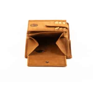 Jockey Club Geldbörse Husky im Hochformat. Herrenbörse in der Farbe cognac, vintage Leder mit Motiv Wolfshund und Pfoten Abdrücke. Motivbörse aus Büffelleder mit Innenriegel und RFID Schutz. Portemonnaie für Herren. Lederwaren Ostwestfalen, Lederdeele in 33129 Delbrück, Kreis Paderborn. Ansicht Münzfach aus Leder