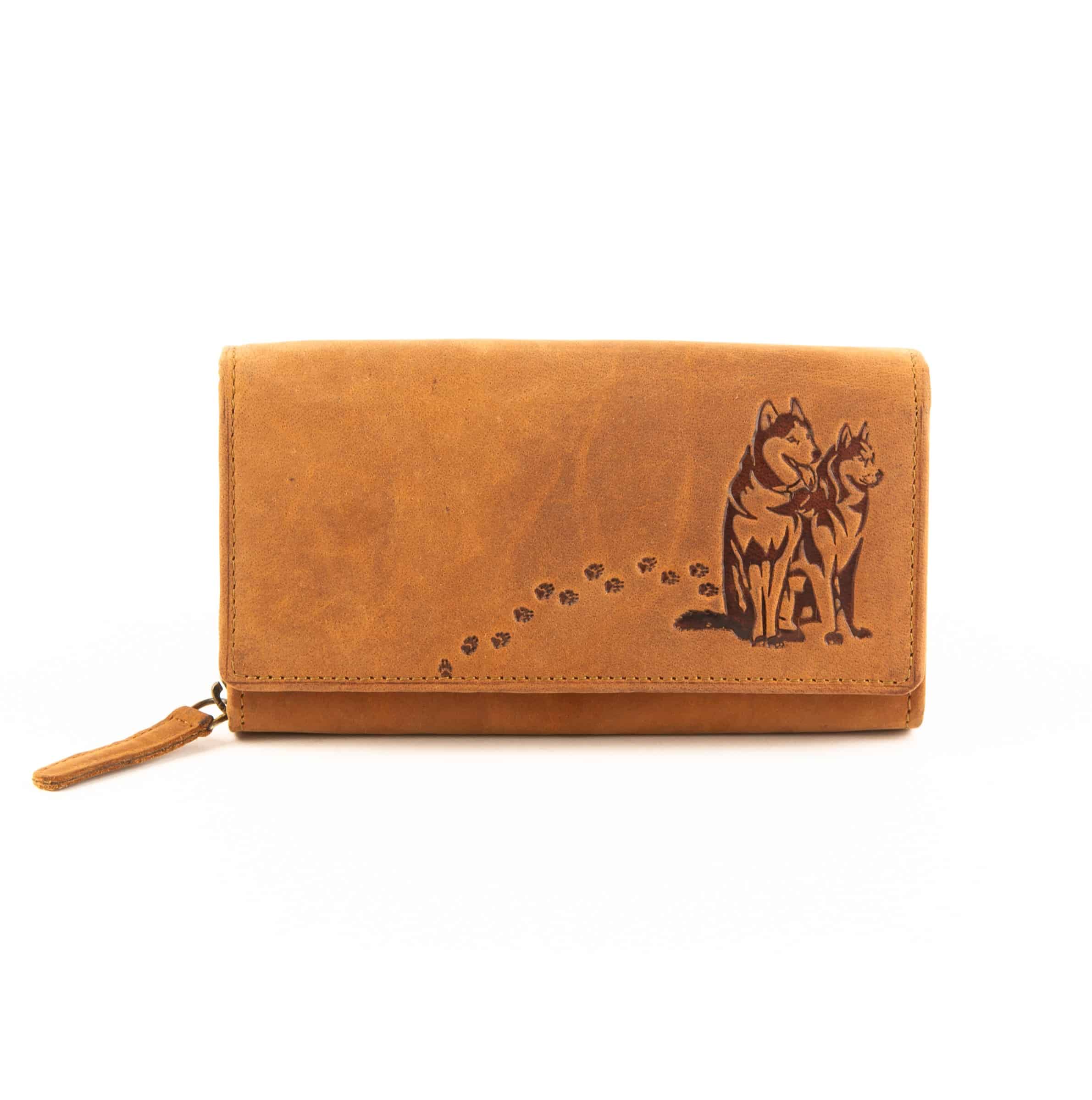 Jockey Club Geldbörse Husky Langformat, cognac. Vintage Echtleder Damen Portemonnaie RFID, Motivbörse Wolfshund. Lederwaren, Lederdeele Delbrück_01 Jockey Club Geldbörse Husky im Langformat. Damenbörse in der Farbe cognac, vintage Leder mit Motiv Wolfshund und Pfoten Abdrücke. Motivbörse aus Büffelleder, großes Portemonnaie für Damen mit RFID Schutz. Lederwaren Ostwestfalen, Lederdeele in 33129 Delbrück, Kreis Paderborn. Ansicht Vorderseite